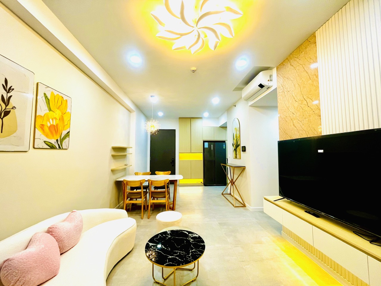 Cần cho thuê căn hộ cao cấp Antonia - Phú Mỹ Hưng. Diện tích: 87m, nội thất đầy đủ, 2 phòng ngủ, nhà mới thiết kế chưa ai ở, Giá chỉ: 25 triệu/ tháng . Khách xem nhà liên hệ: hotline Ngọc Thư - 4719