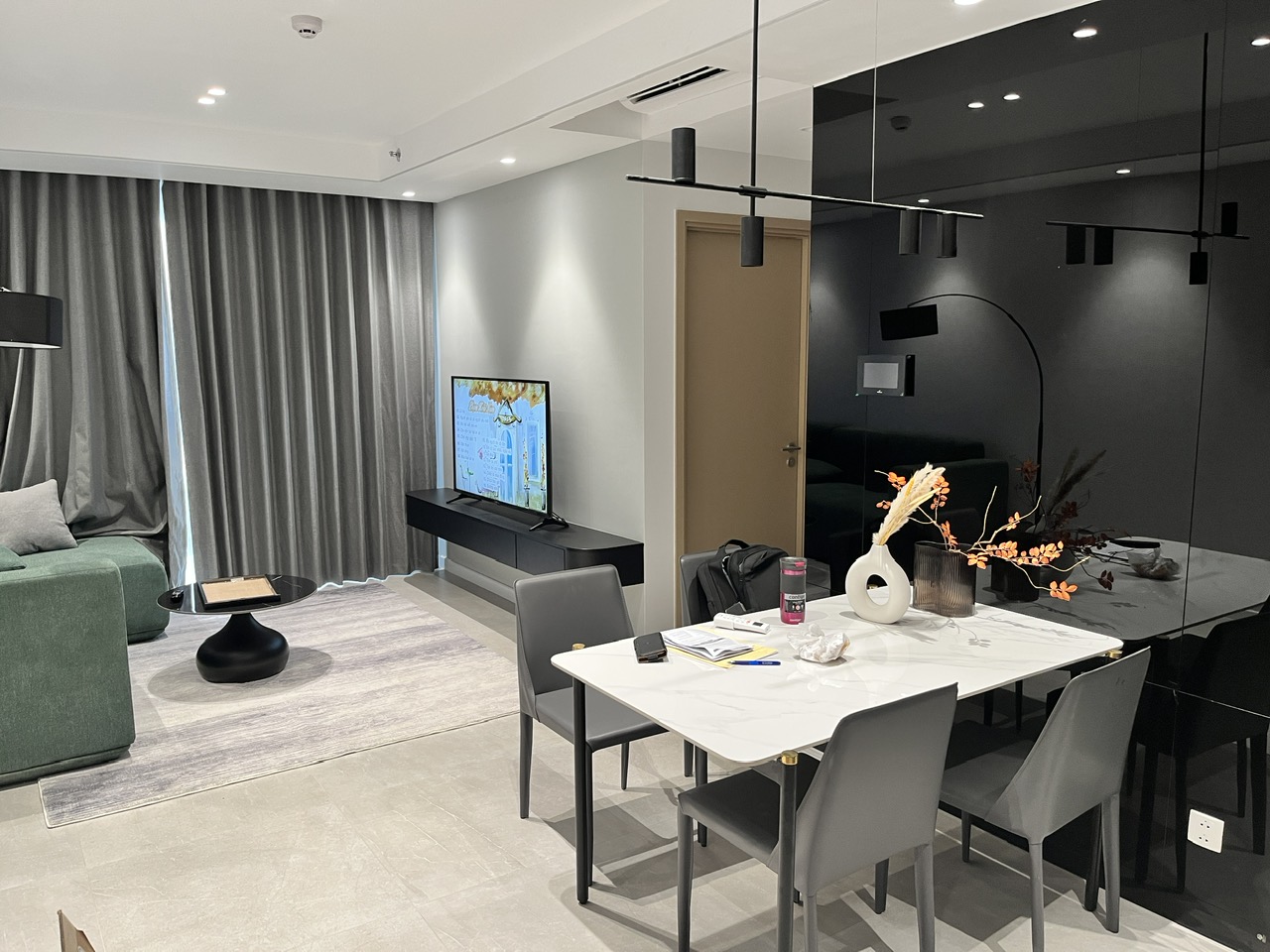 Cần cho thuê căn hộ cao cấp Antonia - Phú Mỹ Hưng. Diện tích: 81,56m, nội thất đầy đủ, 2 phòng ngủ, view biệt thự không bị ồn, nhà mới thiết kế chưa ai ở, Giá chỉ: 25 triệu/ tháng . Khách xem nhà liên hệ: hotline Ngọc Thư - 4772