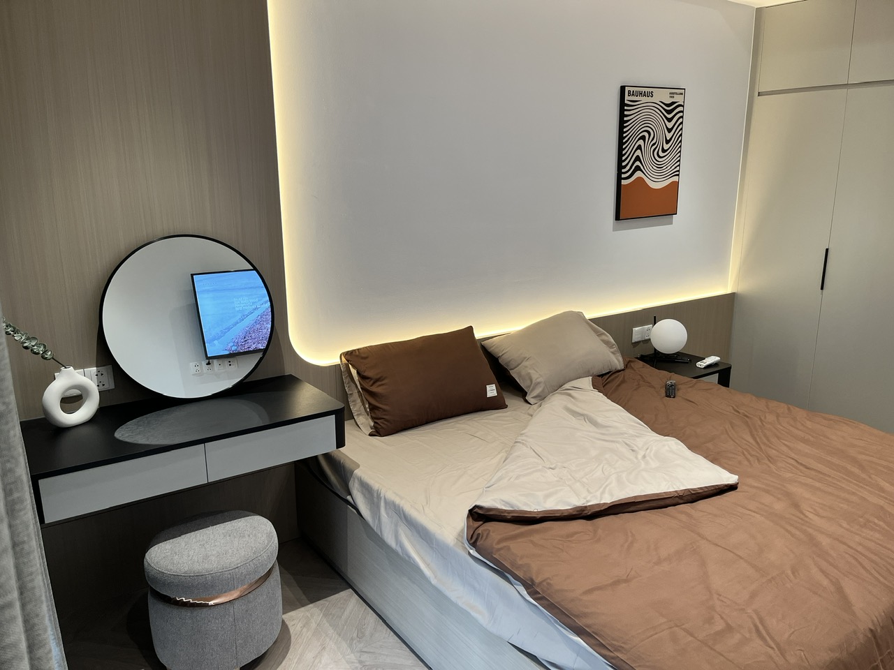 Cần cho thuê căn hộ cao cấp Antonia - Phú Mỹ Hưng. Diện tích: 81,56m, nội thất đầy đủ, 2 phòng ngủ, view biệt thự không bị ồn, nhà mới thiết kế chưa ai ở, Giá chỉ: 25 triệu/ tháng . Khách xem nhà liên hệ: hotline Ngọc Thư - 4777