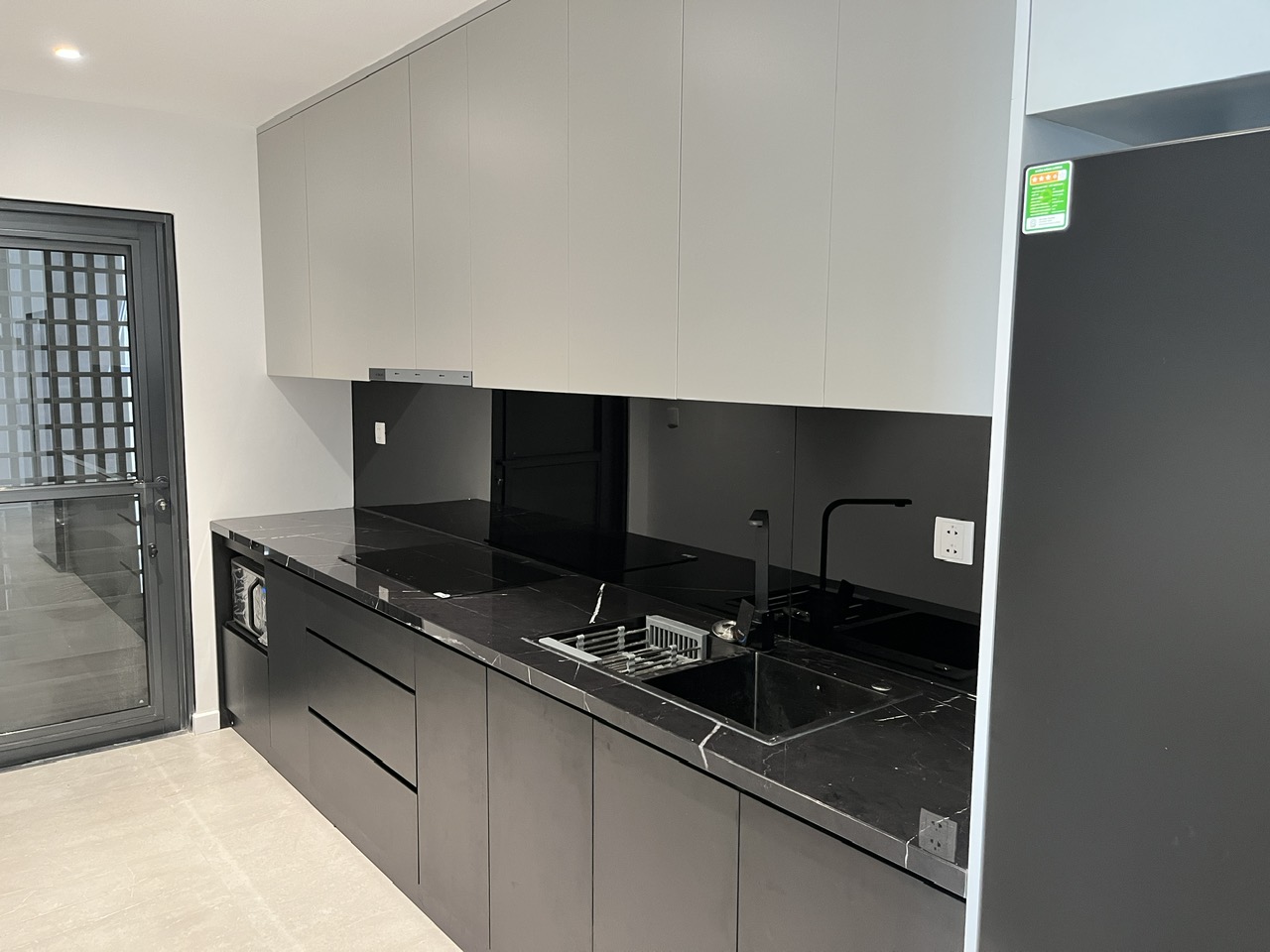 Cần cho thuê căn hộ cao cấp Antonia - Phú Mỹ Hưng. Diện tích: 81,56m, nội thất đầy đủ, 2 phòng ngủ, view biệt thự không bị ồn, nhà mới thiết kế chưa ai ở, Giá chỉ: 25 triệu/ tháng . Khách xem nhà liên hệ: hotline Ngọc Thư - 4774