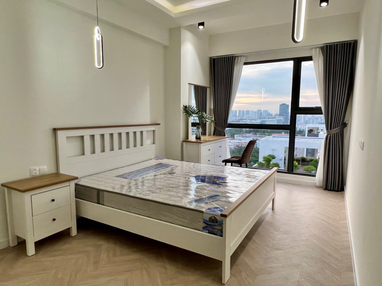 Cần cho thuê căn hộ cao cấp Antonia - Phú Mỹ Hưng. Diện tích: 87m, nội thất đầy đủ, 2 phòng ngủ, view biệt thự, nhà mới thiết kế chưa ai ở, Giá chỉ: 26 triệu/ tháng, có ô đậu xe tầng hầm . Khách xem nhà liên hệ: hotline Ngọc Thư ( zalo, viber) - 4787