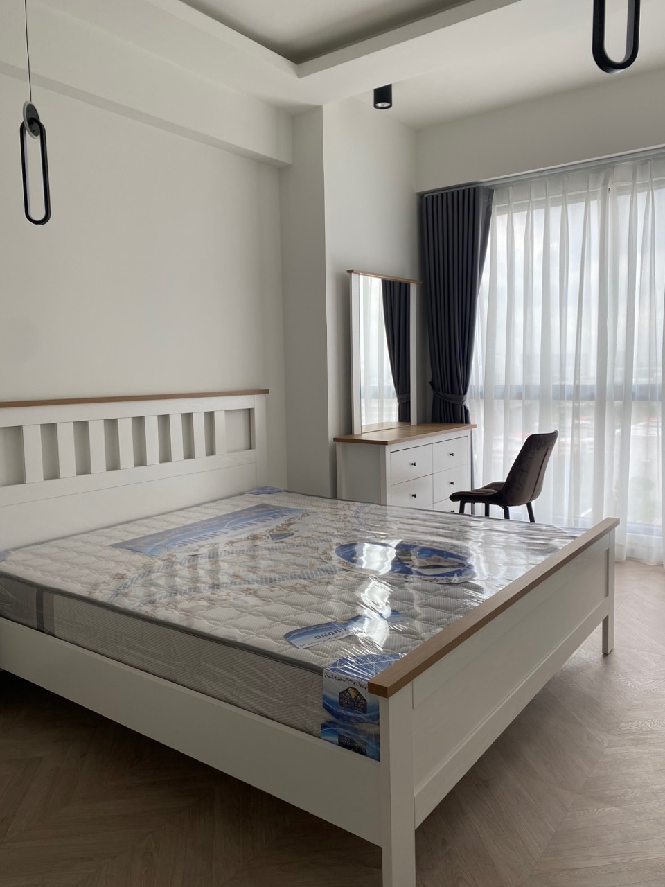 Cần cho thuê căn hộ cao cấp Antonia - Phú Mỹ Hưng. Diện tích: 87m, nội thất đầy đủ, 2 phòng ngủ, view biệt thự, nhà mới thiết kế chưa ai ở, Giá chỉ: 26 triệu/ tháng, có ô đậu xe tầng hầm . Khách xem nhà liên hệ: hotline Ngọc Thư ( zalo, viber) - 4785
