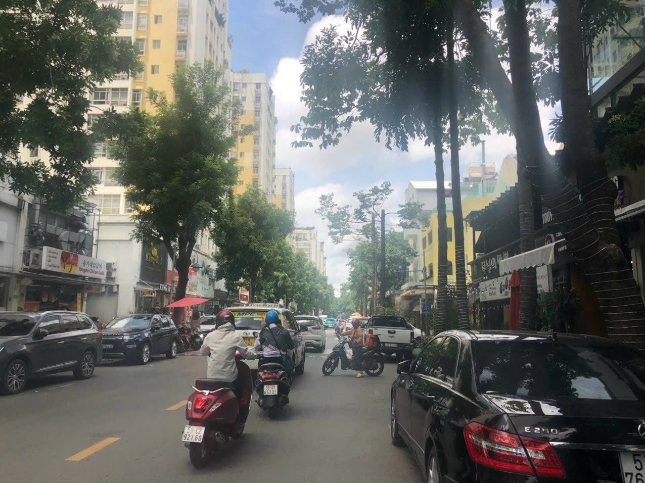 Hàng hiếm. Cho thuê Shop Sky Garden mặt tiền đường Phạm Văn Nghị (sky garden 1). Khu phố sầm uất bậc nhất PMH. Nổi tiếng với các thương hiệu Starbuck,Highland, Phúc Long.... Liên Hệ: hotline Em Thành Luân - 4801