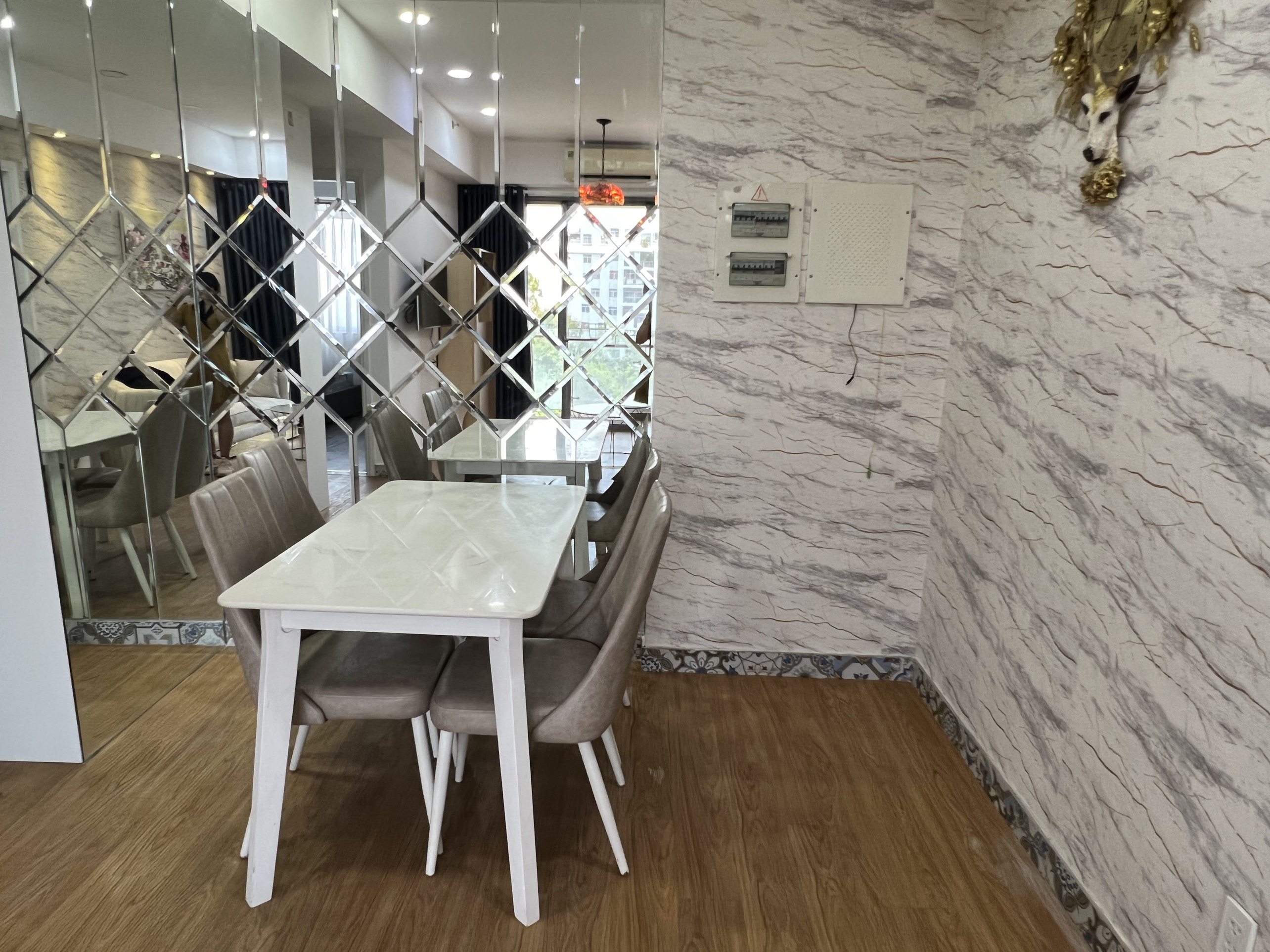 Cần bán nhanh căn hộ Happy Residence- Phú Mỹ Hưng. Diện tích: 78m, nội thất cao cấp, nhà đang có hợp đồng cho thuê dài hạn, giá chỉ 5 tỷ. Anh chị xem nhà liên hệ: hotline Ngọc Thư ( zalo, viber) - 4847