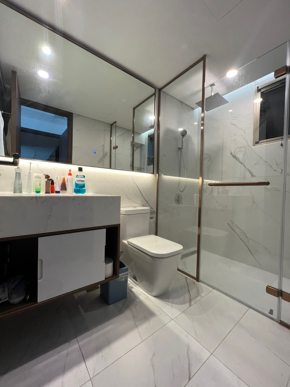 Cho thuê căn hộ cao cấp Midtown The Peak, Phú Mỹ Hưng. Diện tích: 80m, 2 phòng ngủ, nội thất cao cấp, nhà mới decor. Giá chỉ: 25 triệu/ tháng. Quý khách xem nhà liên hệ: hotline Ngọc Thư ( zalo, viber) - 4986