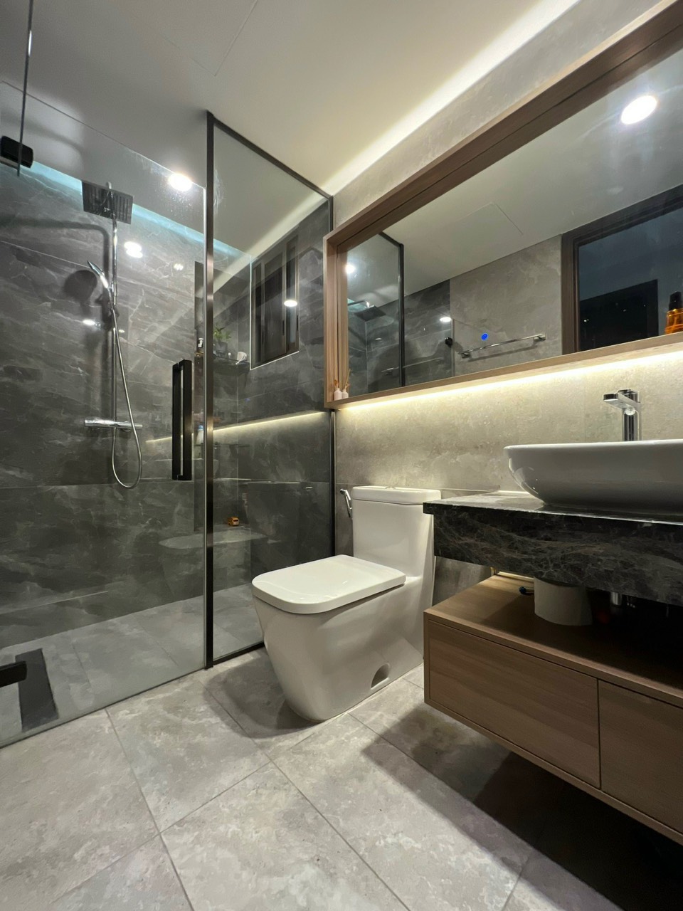 Cho thuê căn hộ cao cấp Midtown The Peak, Phú Mỹ Hưng. Diện tích: 80m, 2 phòng ngủ, nội thất cao cấp, nhà mới decor. Giá chỉ: 25 triệu/ tháng. Quý khách xem nhà liên hệ: hotline Ngọc Thư ( zalo, viber) - 4987