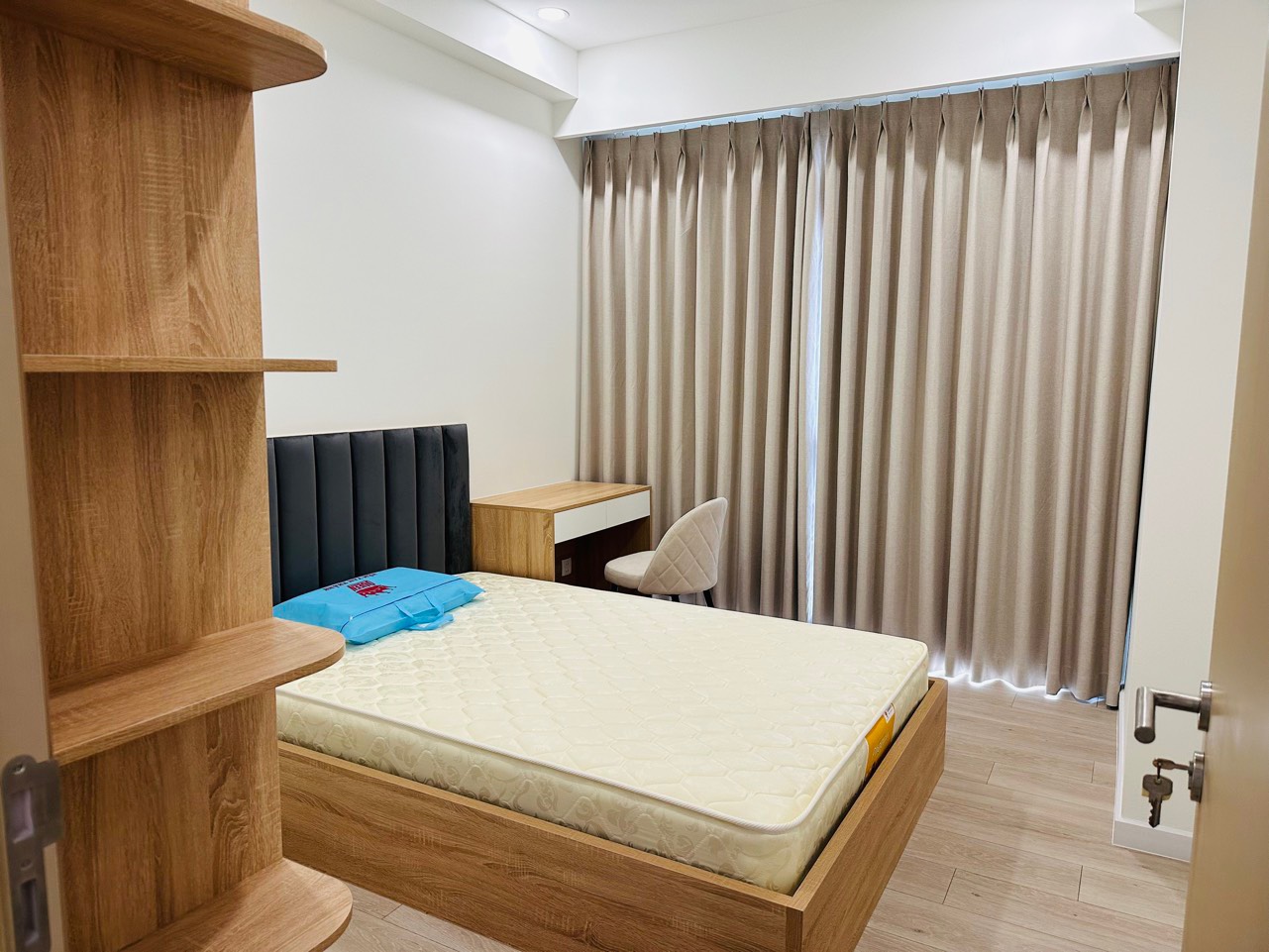 Cho thuê căn hô cao cấp Antonia- Phú Mỹ Hưng. Diện tích: 82m, Nội thất cao cấp, hiện đại. Nhà mới thiết kế chưa ai ở. Giá chỉ 23tr/ tháng. Quý khách xem nhà liên hệ: hotline Ngọc Thư - 4993