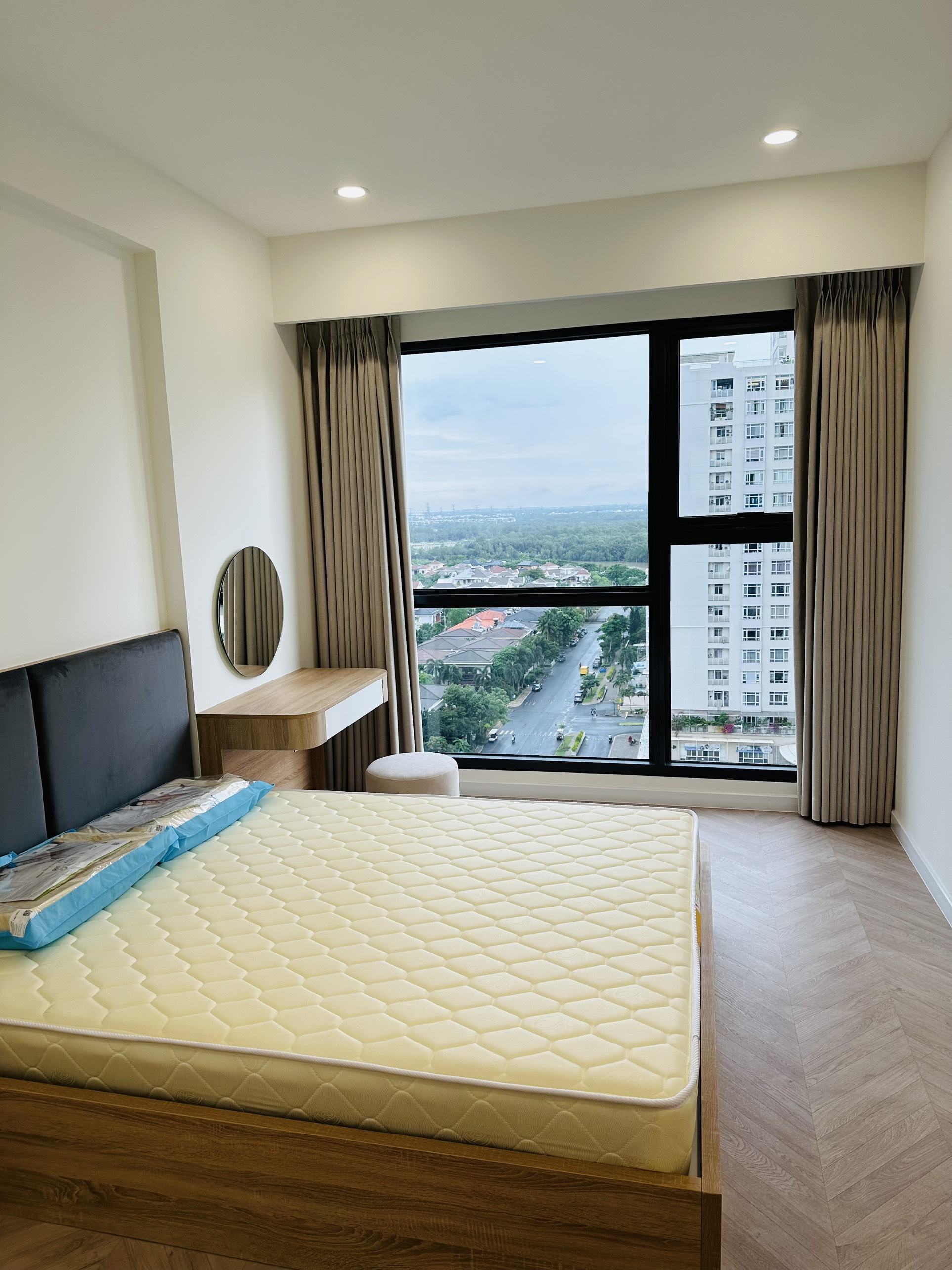Cho thuê căn hô cao cấp Antonia- Phú Mỹ Hưng. Diện tích: 82m, Nội thất cao cấp, hiện đại. Nhà mới thiết kế chưa ai ở. Giá chỉ 23tr/ tháng. Quý khách xem nhà liên hệ: hotline Ngọc Thư - 4994