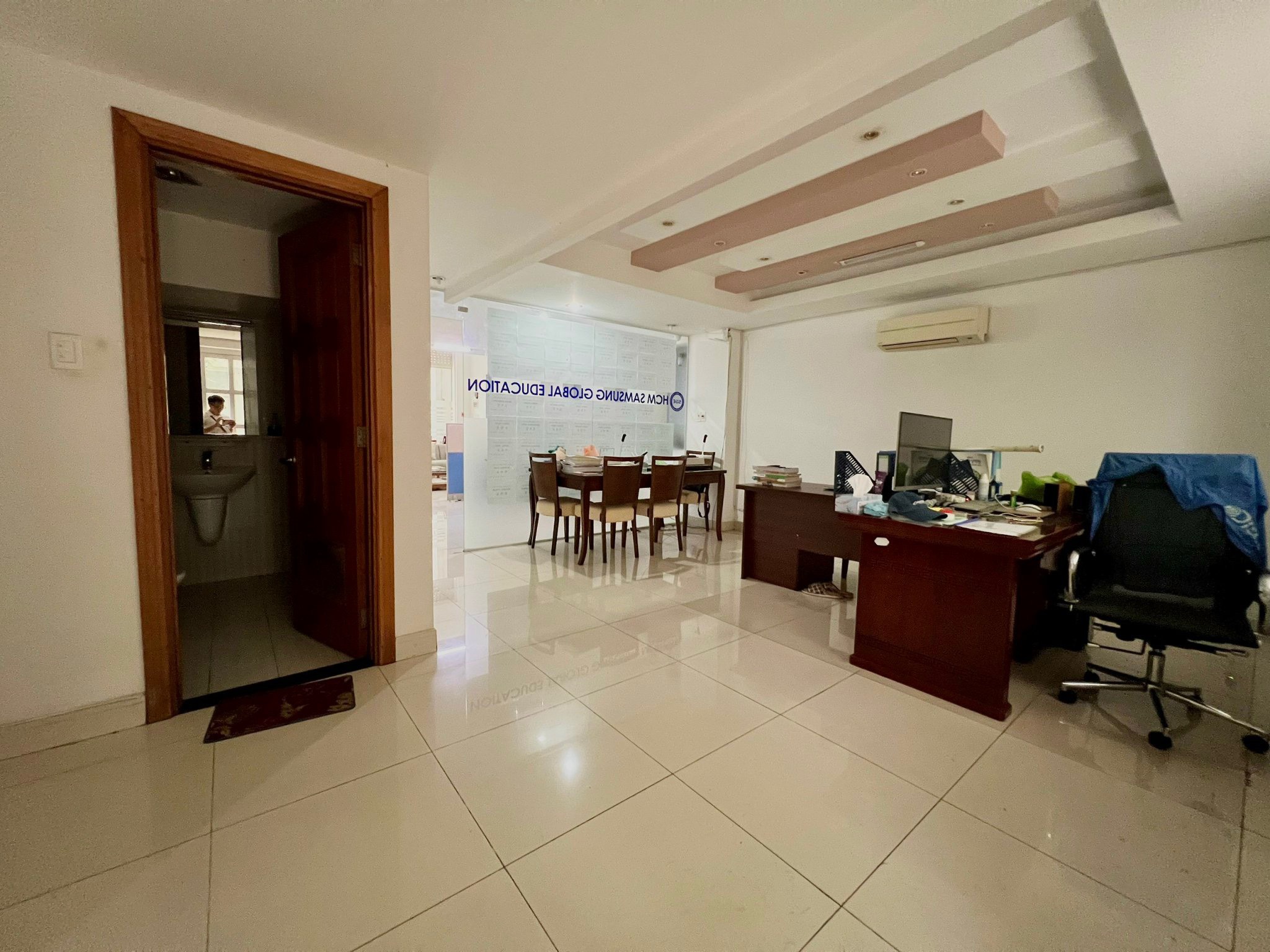 Cho thuê mặt bằng làm văn phòng khu Hưng Gia Hưng Phước. Trệt + lửng, sàn trống suốt, giá chỉ 25tr/ tháng. Anh chị cần xem mặt bằng liên hệ: hotline Ngọc Thư - 5179
