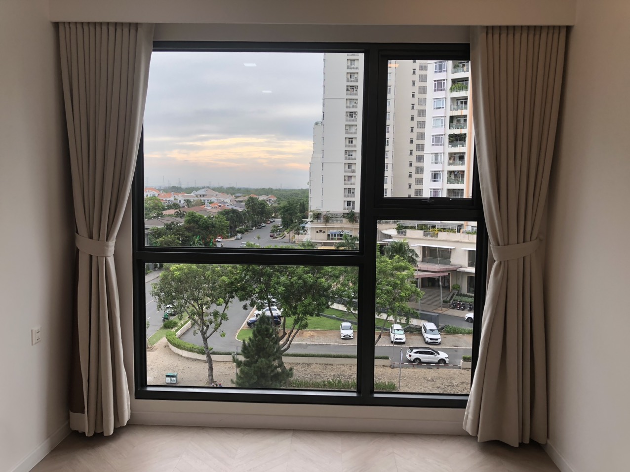 Cho thuê căn hộ cao cấp Antonia- Phú Mỹ Hưng. DIện tích: 81m, 2 phòng ngủ, 2wc. Nhà mới thiết kế, nội thất cơ bản, chưa ai ở, giá chỉ: 20 triệu/ tháng. Anh chị xem nhà liên hệ: hotline Ngọc Thư - 5202