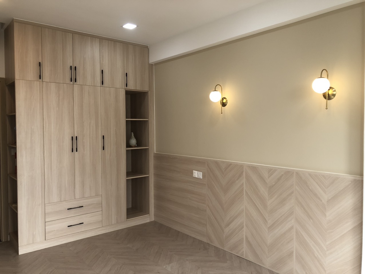 Cho thuê căn hộ cao cấp Antonia- Phú Mỹ Hưng. DIện tích: 81m, 2 phòng ngủ, 2wc. Nhà mới thiết kế, nội thất cơ bản, chưa ai ở, giá chỉ: 20 triệu/ tháng. Anh chị xem nhà liên hệ: hotline Ngọc Thư - 5200