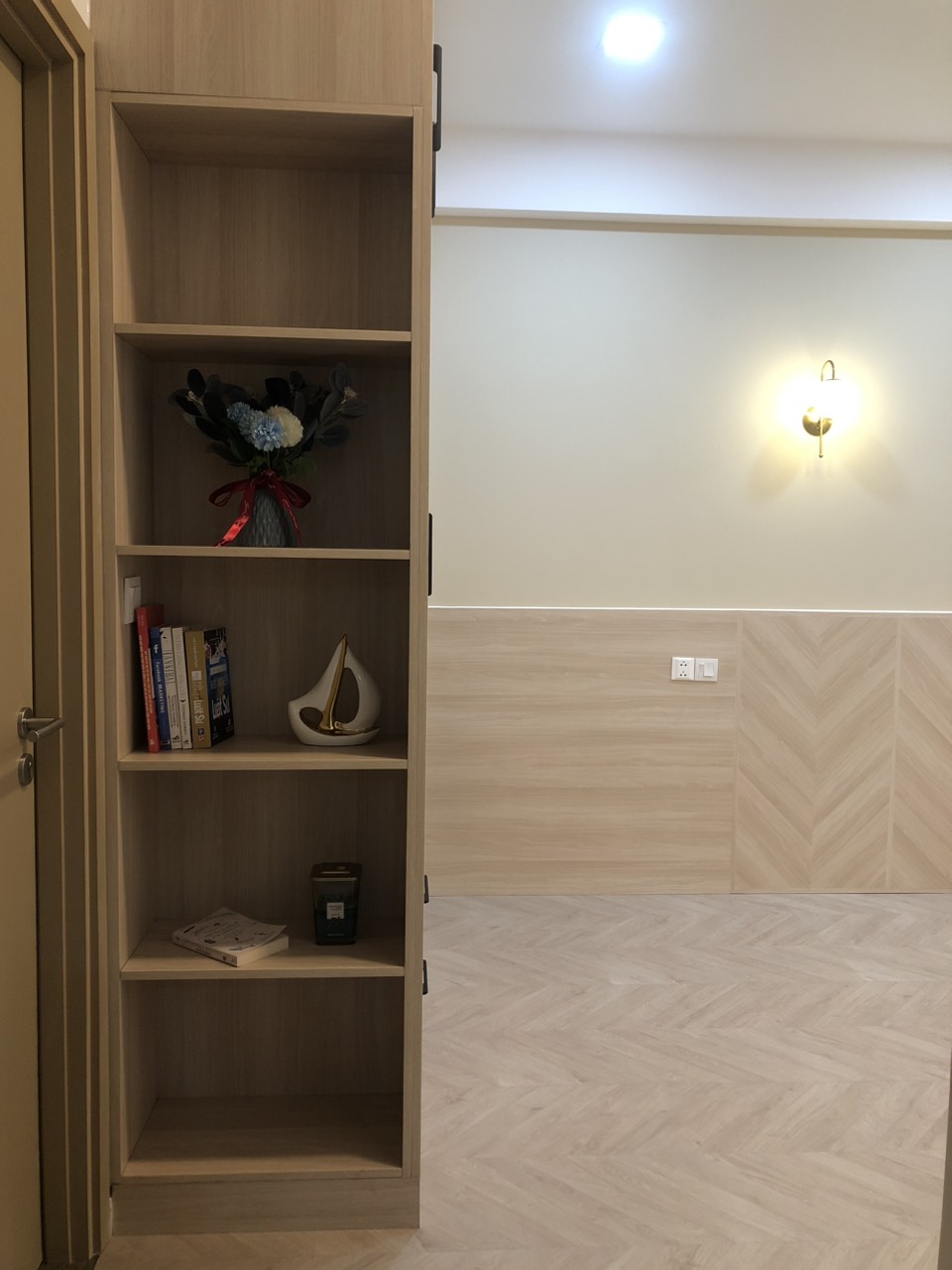 Cho thuê căn hộ cao cấp Antonia- Phú Mỹ Hưng. DIện tích: 81m, 2 phòng ngủ, 2wc. Nhà mới thiết kế, nội thất cơ bản, chưa ai ở, giá chỉ: 20 triệu/ tháng. Anh chị xem nhà liên hệ: hotline Ngọc Thư - 5203