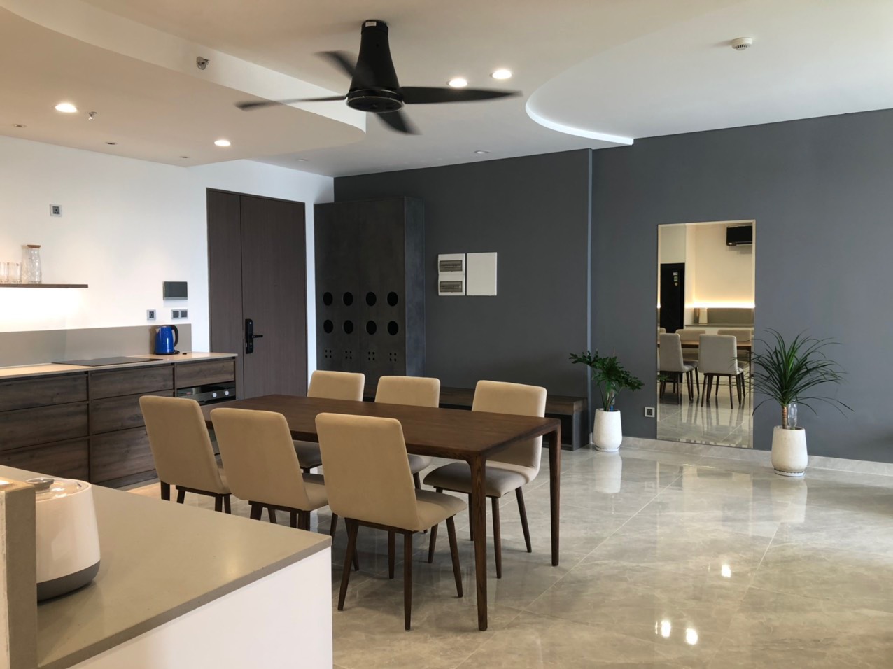 Cần cho thuê căn hộ cao cấp Midtown The Peak. Diện tích: 124m, 3 phòng ngủ, 2wc , nội thất đầy đủ, giá chỉ: 48 tr/ tháng có ô xe đậu miễn phí ở hầm . Anh chị có khách xem nhà liên hệ: hotline Ngọc Thư ( zalo, viber )