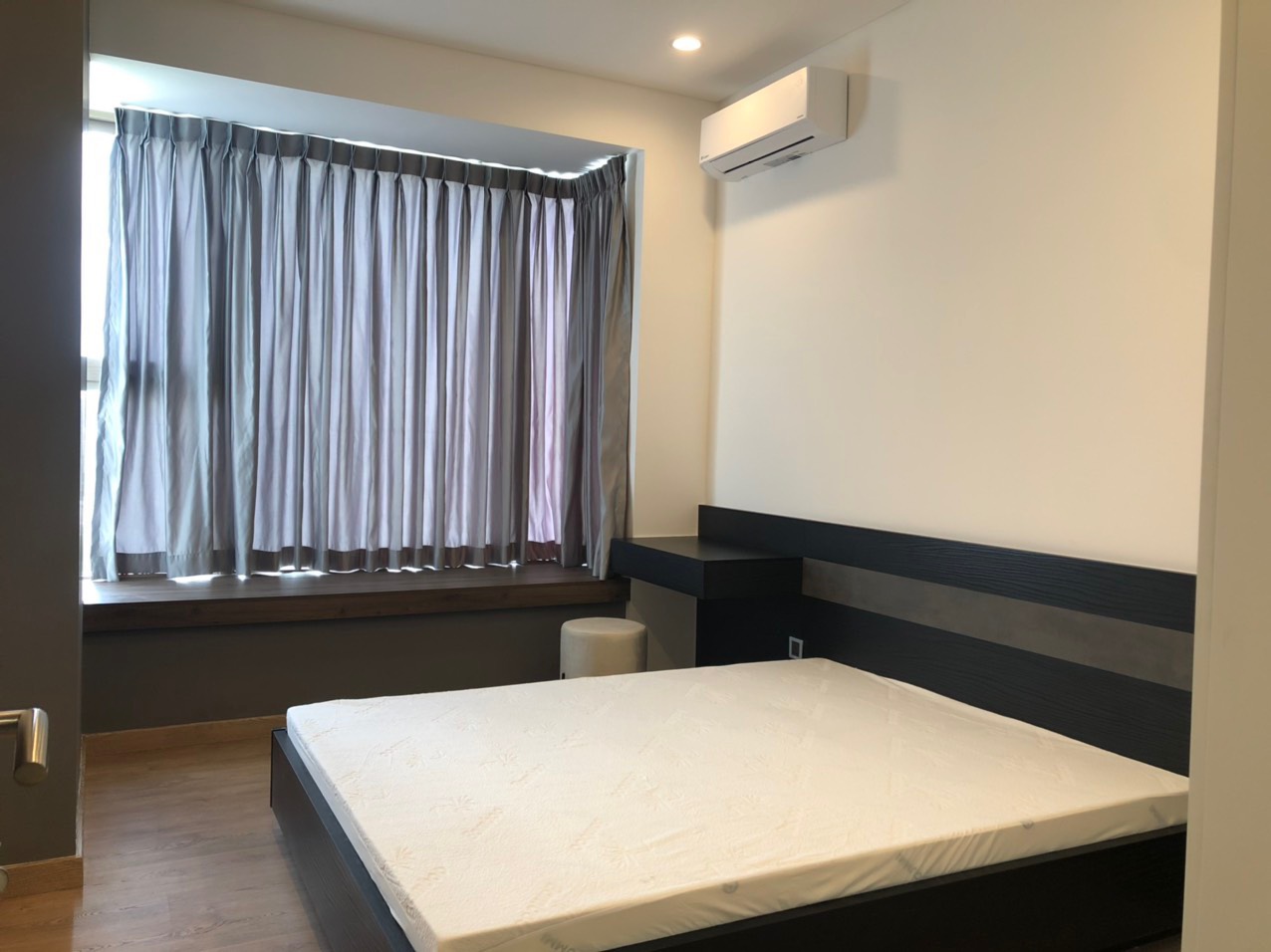 Cần cho thuê căn hộ cao cấp Midtown The Peak. Diện tích: 124m, 3 phòng ngủ, 2wc , nội thất đầy đủ, giá chỉ: 48 tr/ tháng có ô xe đậu miễn phí ở hầm . Anh chị có khách xem nhà liên hệ: hotline Ngọc Thư ( zalo, viber ) - 5230