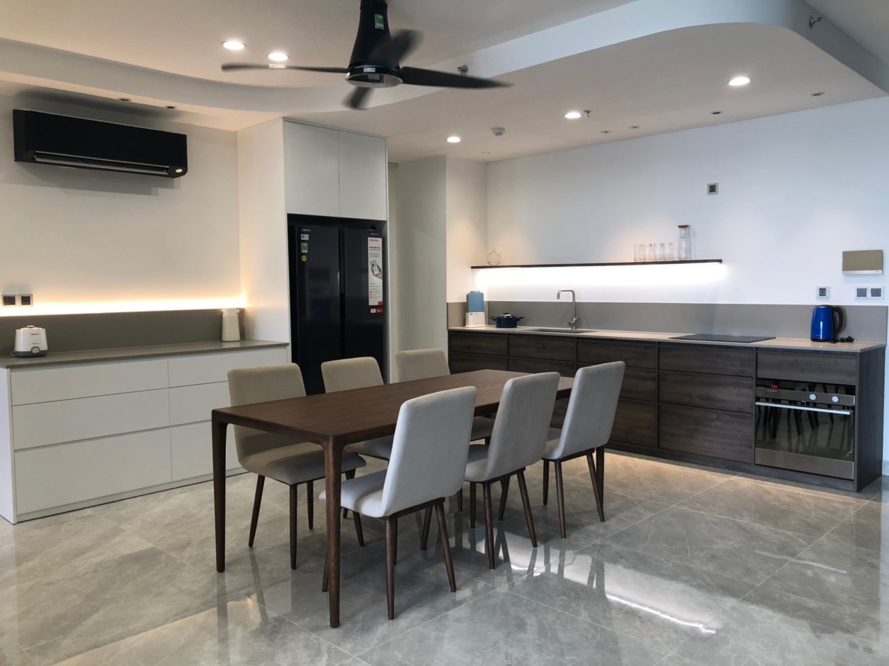 Cần cho thuê căn hộ cao cấp Midtown The Peak. Diện tích: 124m, 3 phòng ngủ, 2wc , nội thất đầy đủ, giá chỉ: 48 tr/ tháng có ô xe đậu miễn phí ở hầm . Anh chị có khách xem nhà liên hệ: hotline Ngọc Thư ( zalo, viber ) - 5228