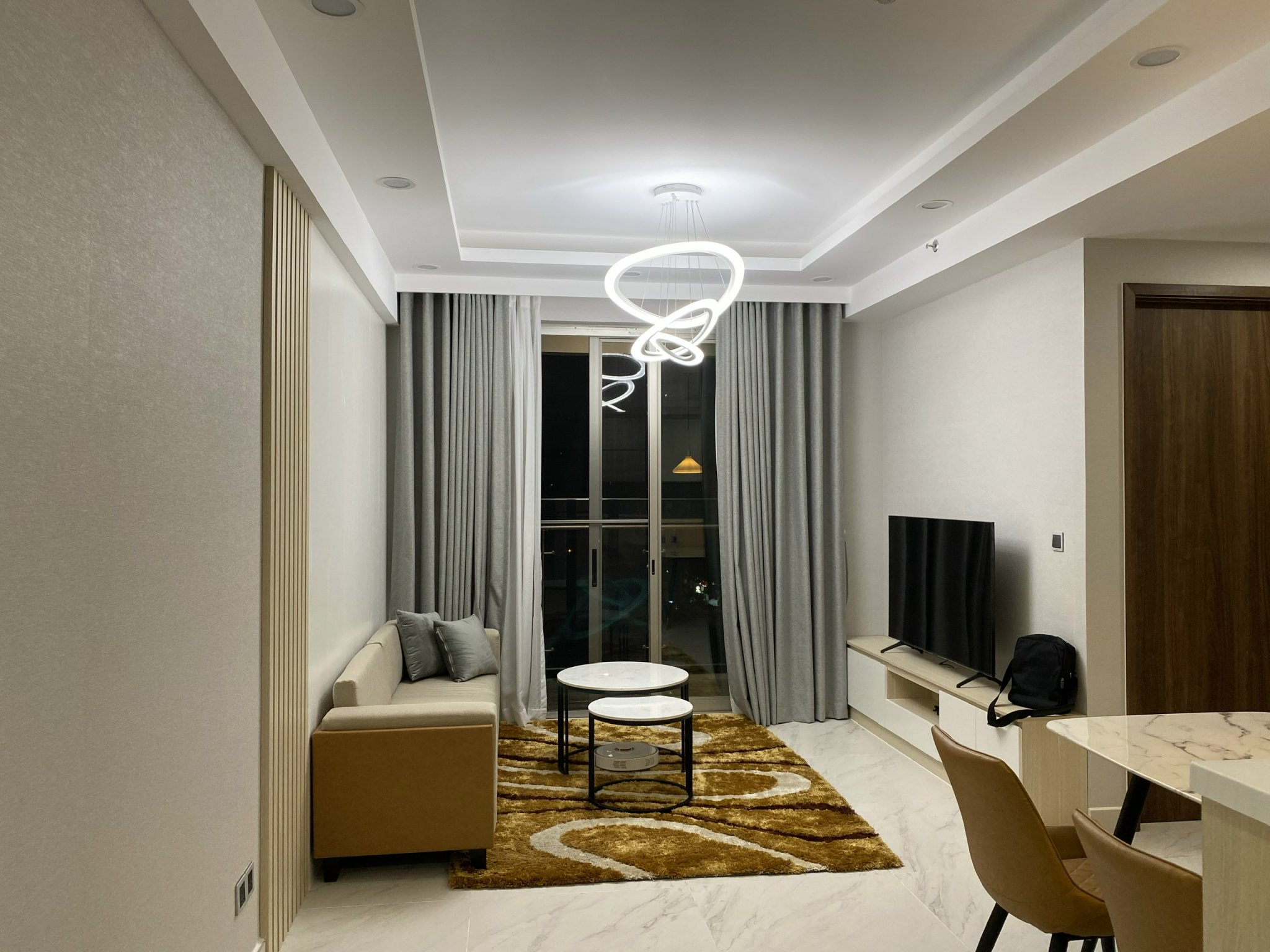 Cho thuê căn hộ cao cấp Midtown The Signature, Phú Mỹ Hưng. Diện tích: 80m, 2 phòng ngủ, nội thất cao cấp. Giá chỉ: 24 triệu/ tháng, nhà trống vào ở ngay . Quý khách xem nhà liên hệ: hotline Ngọc Thư ( zalo, viber) - 5235
