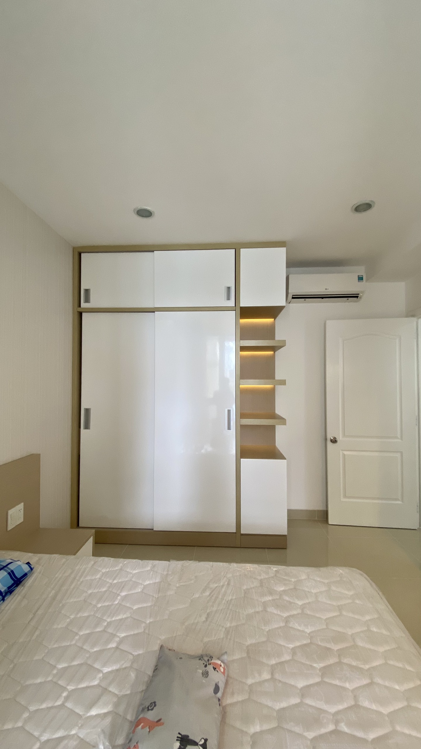 Cho thuê căn hộ cao câp River Park Residence Phú Mỹ Hưng. Diện tích: 126,7m, 3 phòng ngủ, nội thất đầy đủ. Giá chỉ: 36 triệu/ tháng. Quý khách xem nhà liên hệ: hotline Ngọc Thư - 5256