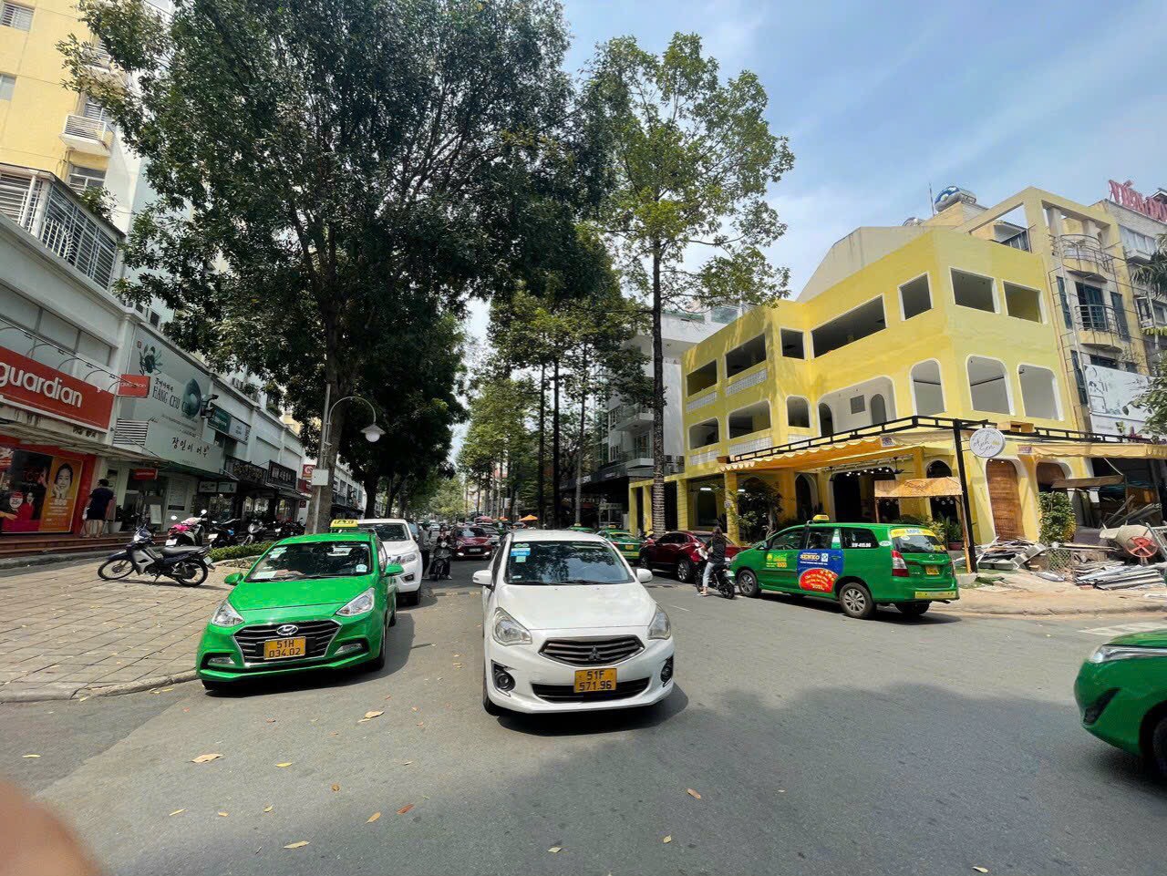 Cần cho thuê nhà phố góc đường Phạm Văn Nghị và đường số 6. Trục đường chính sầm uất, kinh doanh đa nghành nghề. Quý AC quan tâm xin liên hệ: hotline Em Thành Luân - 5293