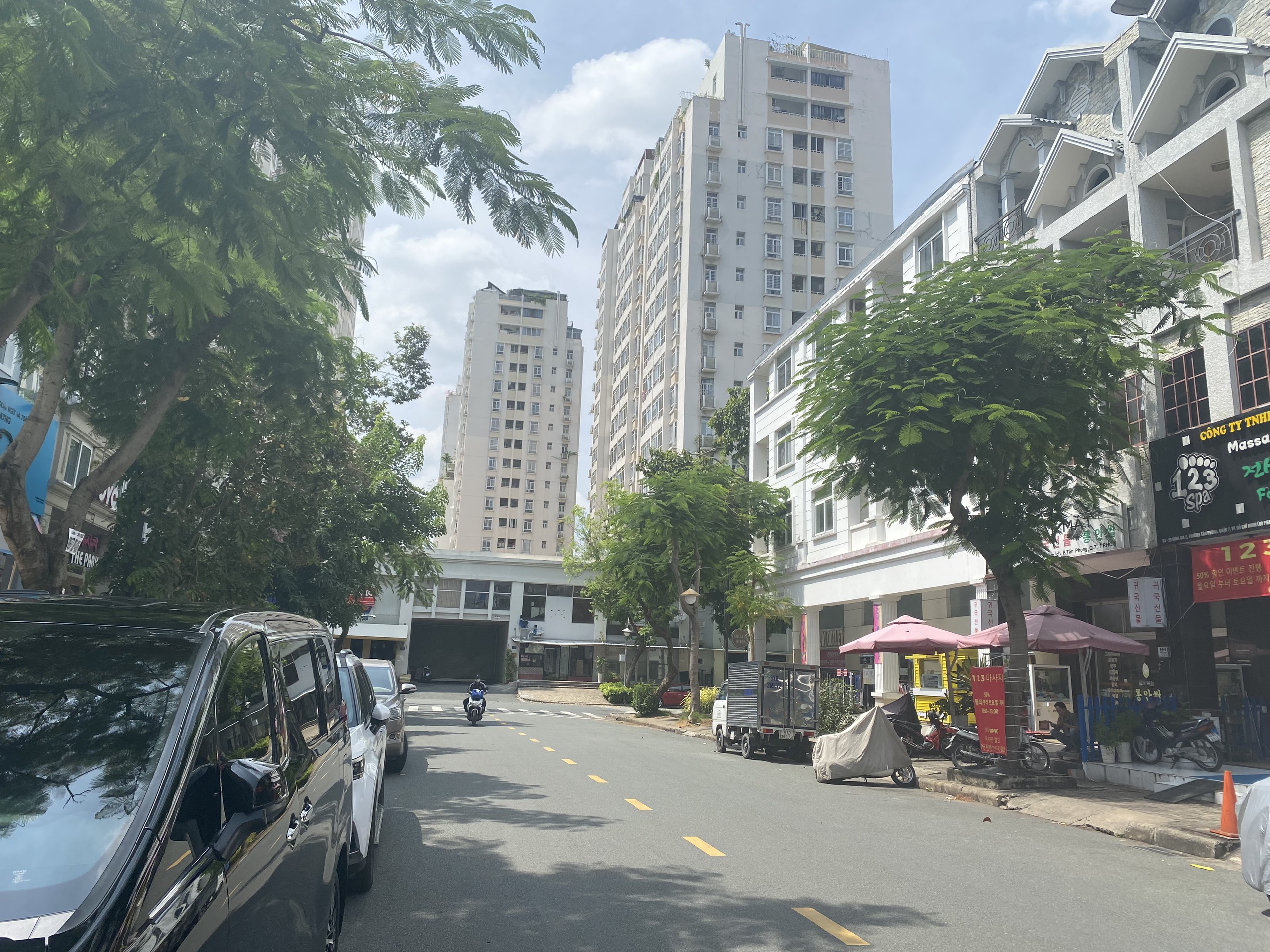 Cho thuê nhà phố Hưng Gia có hầm và  thang máy. Hiện đang có 8 phòng phù hợp làm căn hộ dịch vụ hoặc phòng cho nhân viên. Chi tiết vui lòng liên hệ: hotline Em Thành Luân - 5299