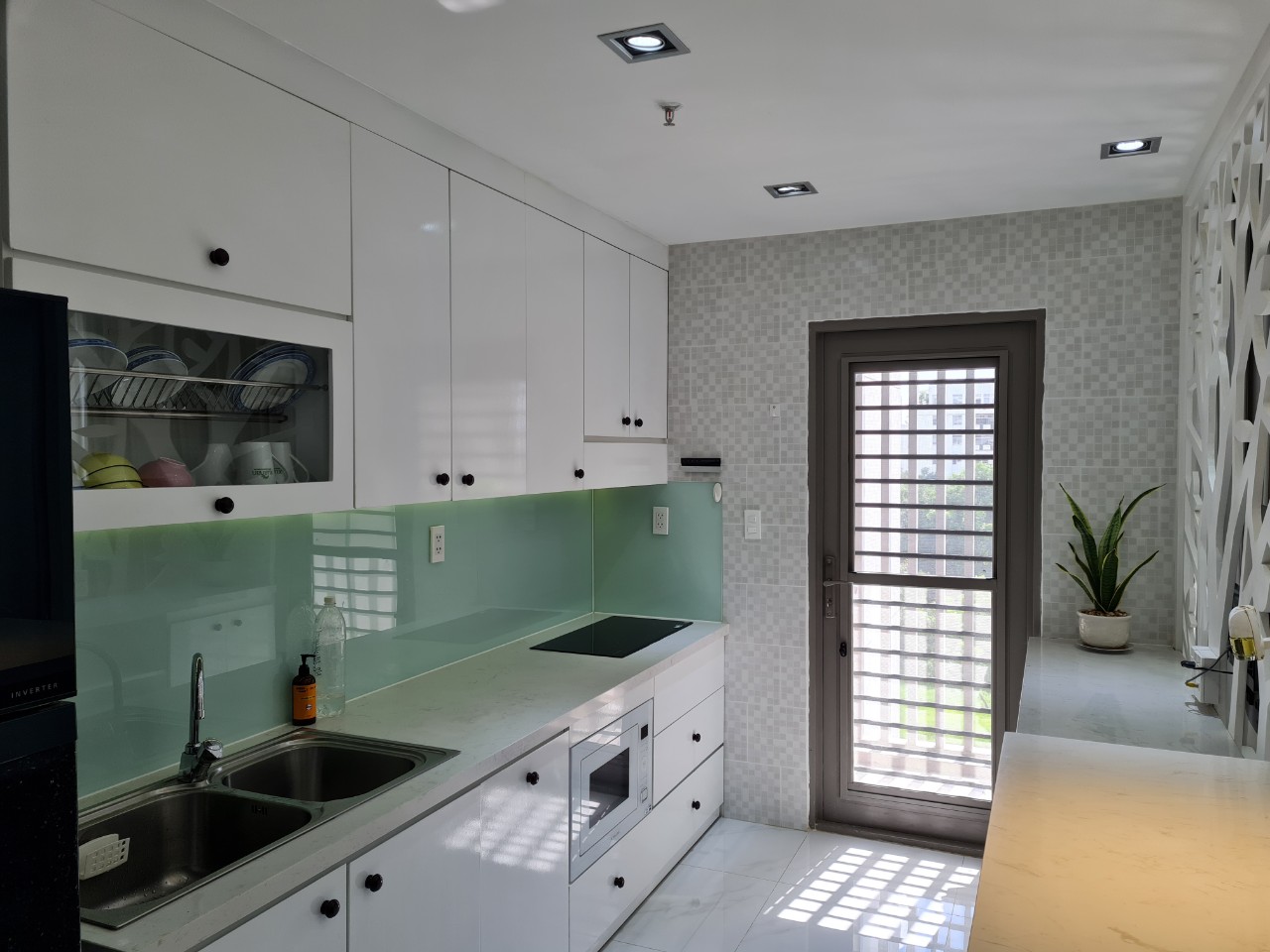 Cần cho thuê nhanh căn hộ Hưng Phúc Residence-  Phú Mỹ Hưng. Diện tích: 81m, 2 Phòng ngủ, 2wc, nội thất đầy đủ, đẹp . Giá chỉ 16 triệu/ tháng. Quý khách xem nhà liên hệ: hotline Ngọc Thư - 5410