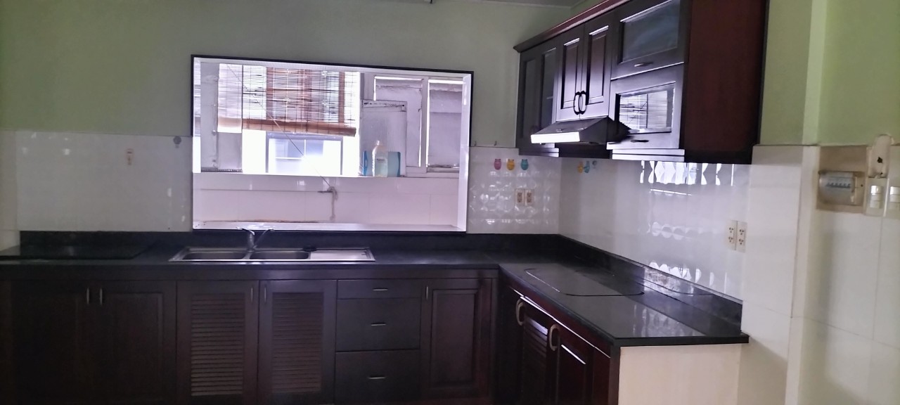 Cho thuê măt bằng kinh doanh nguyên căn nhà phố Hưng Gia 1, Phú Mỹ Hưng, DT:111m2( 6x185), 1 trệt,lững ,2 lầu, nội thất cơ bản. Giá 40tr/ tháng. Vui lòng liên hệ: hotline /Zalo - 5431