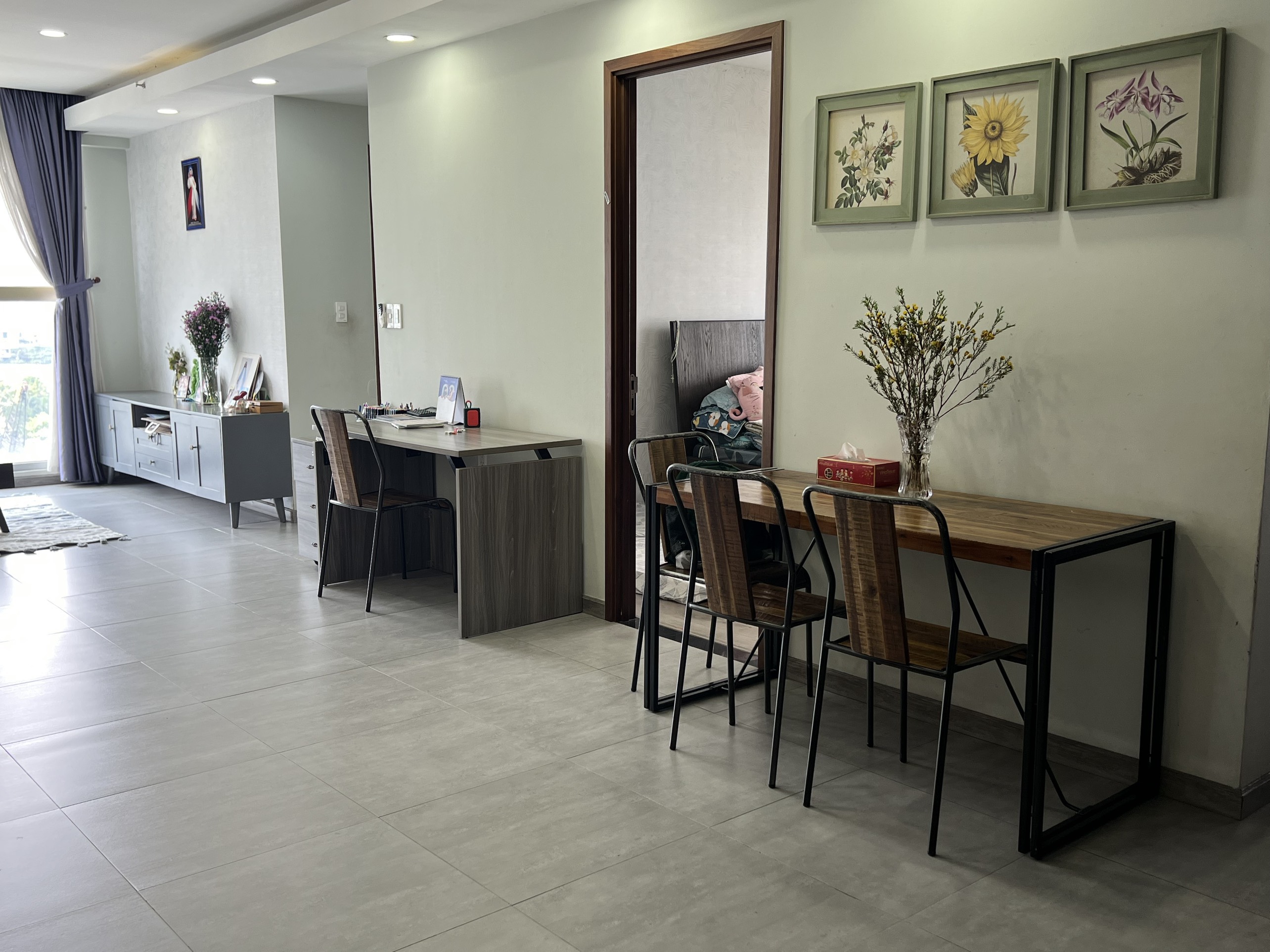 Cho thuê căn hộ Scenic Vallay phú mỹ hưng quận 7. Diện tích: 84m, 2 phòng ngủ, 2wc. Nội thất đầy đủ cao cấp, sang trọng, giá: 20 triệu/ tháng. Quý khách xem nhà liên hệ: hotline Ngọc Thư - 5512