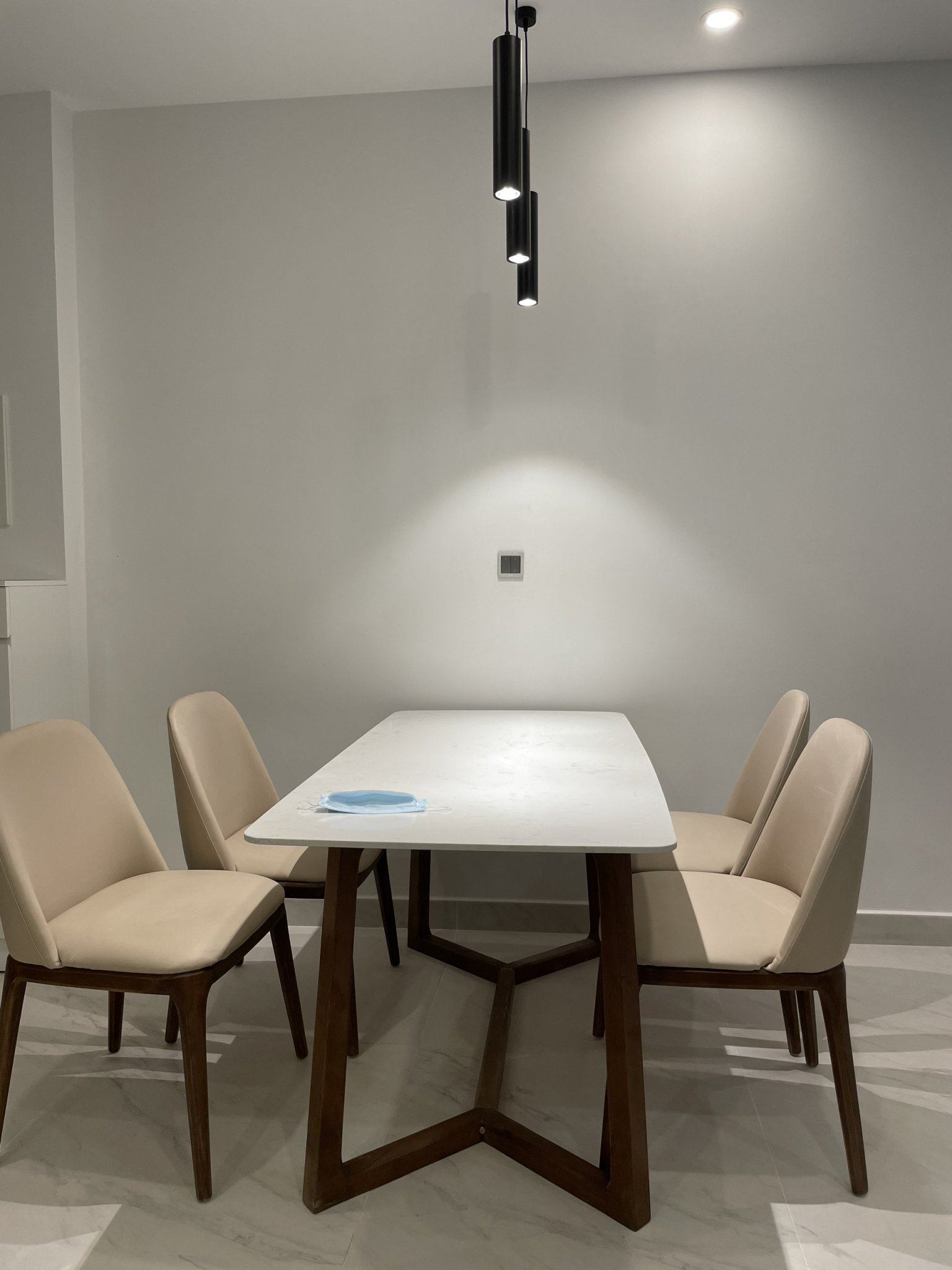 Cho thuê căn hộ cao cấp Midtown phú mỹ hưng quận 7. DT: 80M, 2 phòng ngủ, 2wc.  Nhà đẹp, nội thất đầy đủ, giá chỉ có 23 triệu/ tháng. Xem nhà liên hệ: hotline Ngọc Thư ( zalo, viber) - 5531