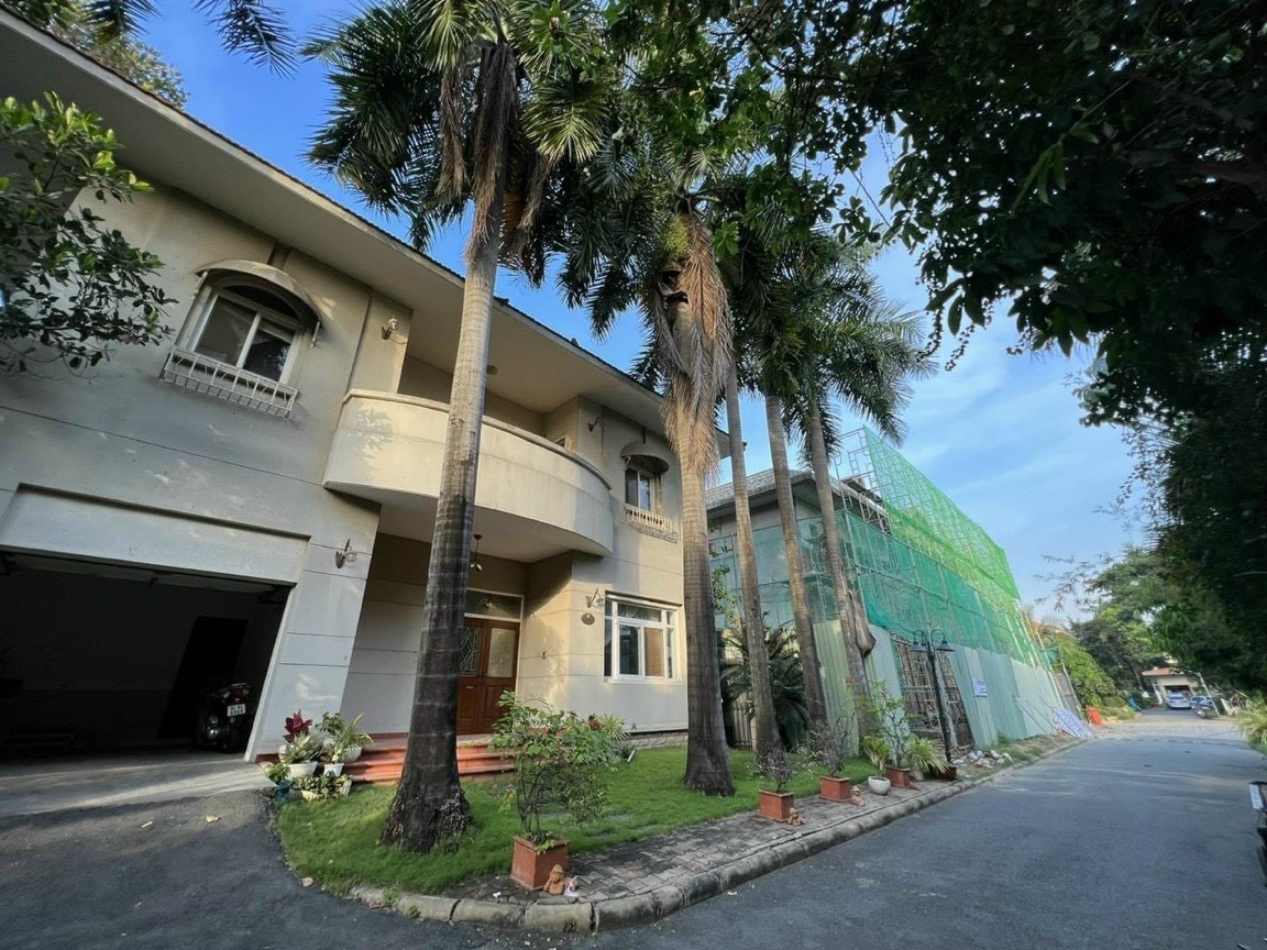 Cần bán gấp biệt thự đơn lập Phú Gia phú mỹ hưng quận 7. Diện tích: 317m, nội thất cao cấp, sang trọng. Hướng Nam, giá chỉ 89 tỷ . Qúy khách xem nhà liên hệ: hotline Ngọc Thư ( zalo, viber) - 5587