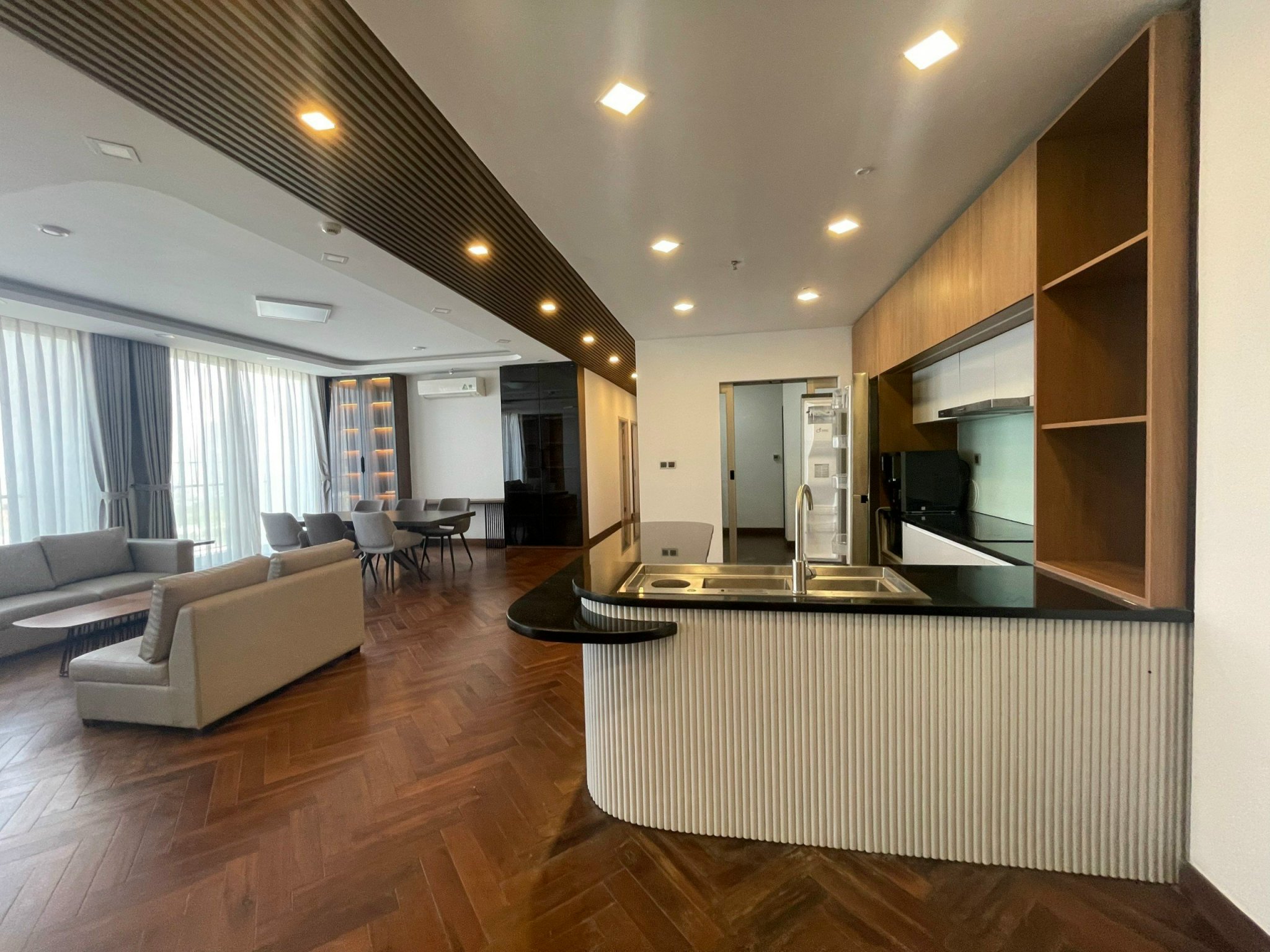 Cần bán căn hộ cao cấp Penhouse Midtown Phú Mỹ Hưng, quận 7. Diện tích: 247m, 4 phòng ngủ lớn, 1 phòng giúp việc, 1 kho. Nội thất cao cấp, gía chỉ 26 tỷ, sổ hồng đầy đủ. Qúy khách xem nhà liên hệ: hotline Ngọc Thư ( zalo, viber)