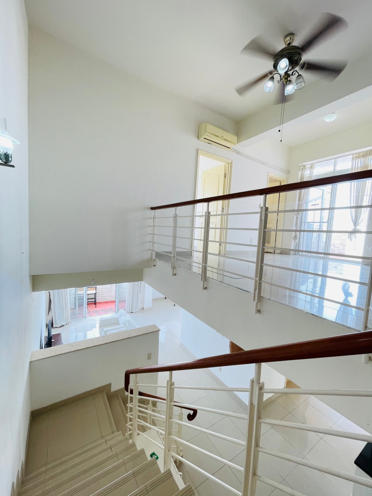 Bán gấp căn hộ cao cấp Penhouse Mỹ phúc phú mỹ hưng, quận 7. Diện tích: 298m, 4 phòng ngủ, nội thất cơ bản, giá chỉ 10,8 tỷ. Anh chị xem nhà liên hệ: hotline Ngọc Thư - 5611