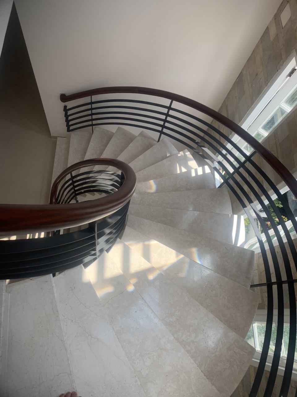Bán biệt thự góc 2 mặt tiền đường Nam Thiên, Phú Mỹ Hưng, quận 7. Diện tích: 15x19m trệt, 2 lầu. Nội thất cơ bản. Khu an ninh, 5 phòng ngủ, sân vườn rộng. Giá chỉ: 125 tỷ. Quý khách xem nhà liên hệ: hotline Ngọc Thư - 5626