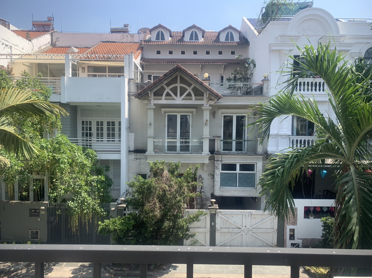 Bán biệt thự góc 2 mặt tiền đường Nam Thiên, Phú Mỹ Hưng, quận 7. Diện tích: 15x19m trệt, 2 lầu. Nội thất cơ bản. Khu an ninh, 5 phòng ngủ, sân vườn rộng. Giá chỉ: 125 tỷ. Quý khách xem nhà liên hệ: hotline Ngọc Thư - 5630
