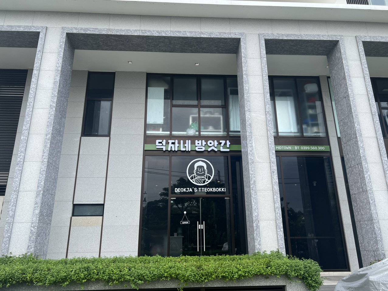 Bán shophouse midtown phú mỹ hưng, quận 7. Diện tích:125m, view sông, đường Tân Phú. Đang cho thuê dài hạn, bán giá góc chỉ 27 tỷ. Qúy khách xem shop vui lòng liên hệ: hotline Ngọc Thư ( zalo, viber)
