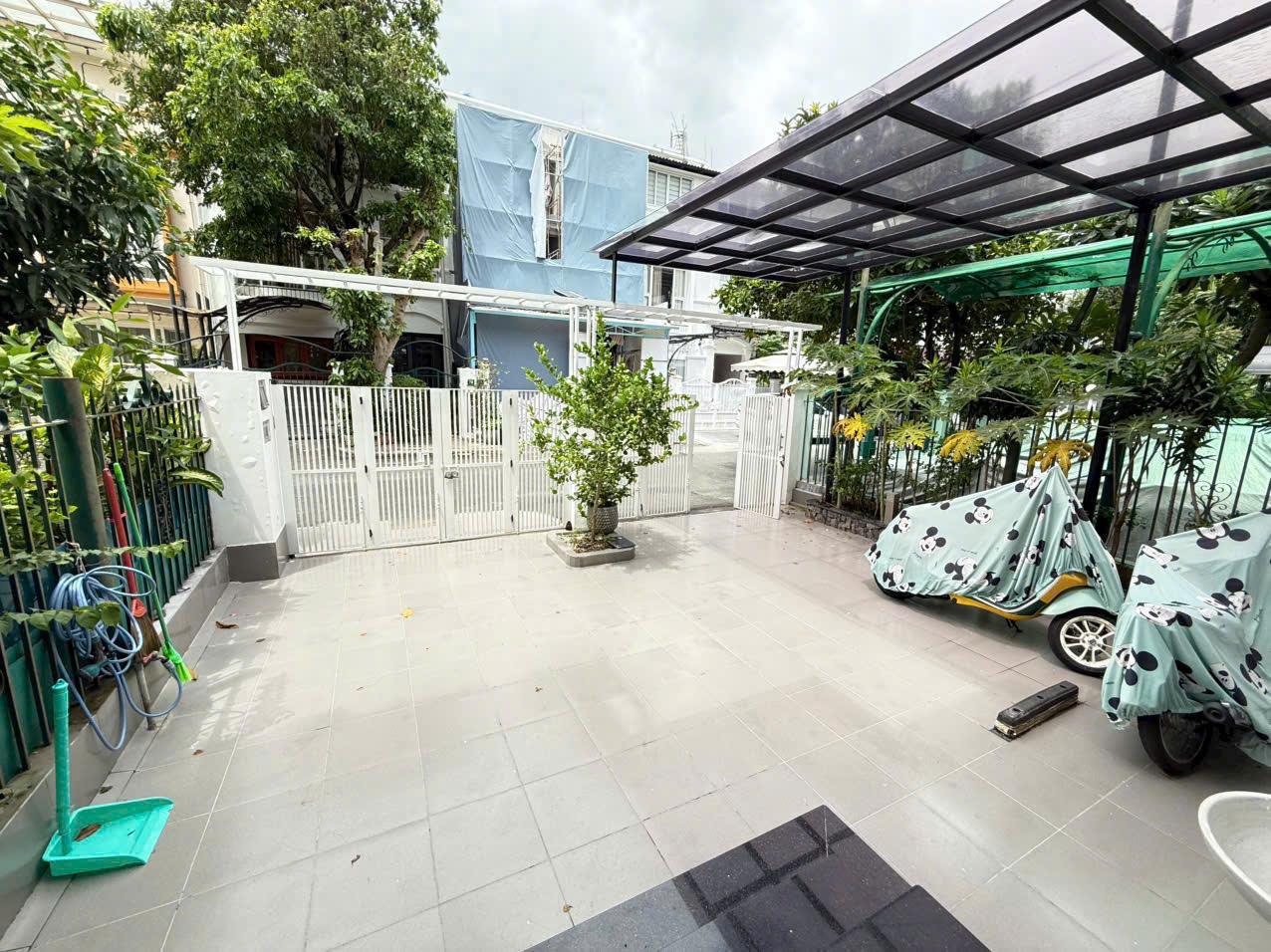 Cần bán nhà liên kế vườn nằm trong khu Compound Hưng Thái 7x18m Nhà đẹp Giá chỉ: 34.5 tỷ. Quý khách xem nhà liên hệ hotline gặp Em Luân: hotline - 9808