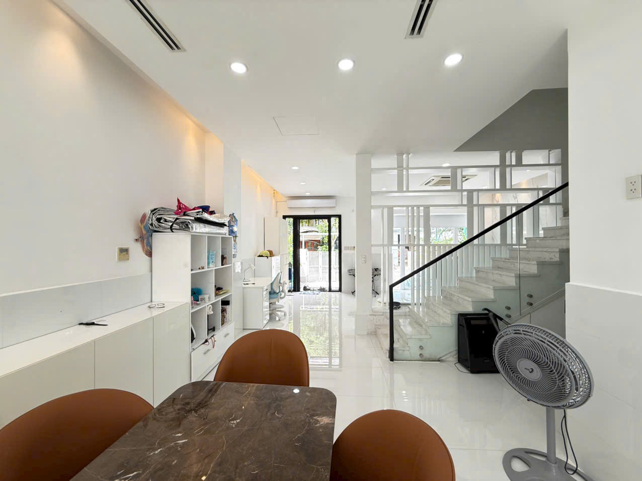 Cần bán nhà liên kế vườn nằm trong khu Compound Hưng Thái 7x18m Nhà đẹp Giá chỉ: 34.5 tỷ. Quý khách xem nhà liên hệ hotline gặp Em Luân: hotline - 9811