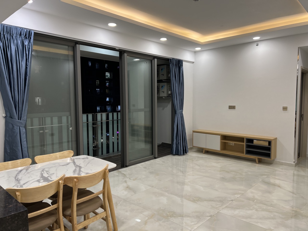 Cho thuê căn hộ Ascentia, phú mỹ hưng, quận 7. Diện tích 84m, căn góc, có bồn tắm . Nội thất cơ bản, 2 phòng ngủ. Gía chỉ 20tr/ tháng. Qúy khách xem nhà liên hệ: hotline Ngọc Thư