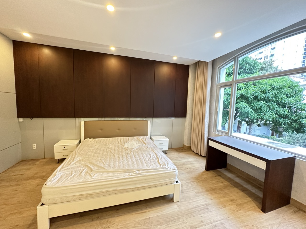 Bán biệt thự Nam Viên Phú Mỹ Hưng - Quận 7. Đầy đủ nội thất mới - sang trọng. Hiện đang có hợp đồng thuê 42 triệu/ tháng. Liên hệ: hotline Em Thành Luân - 5876