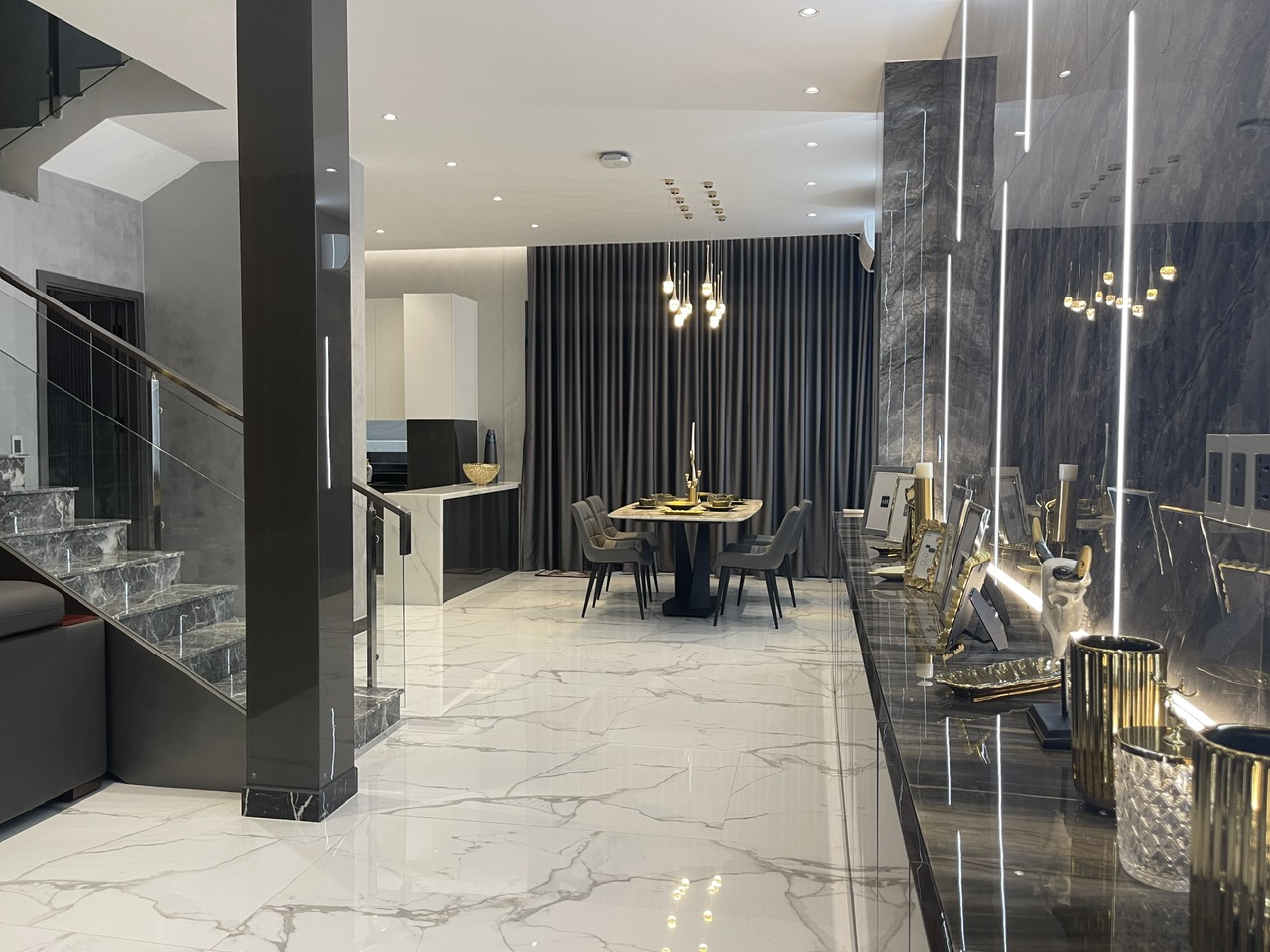 Cho thuê biệt thự Mỹ Thái- Phú Mỹ Hưng - Q7. Nhà full nội thất cao cấp sang trọng - 4PN - đường lớn.  Liên hệ: hotline Em  Thành Luân