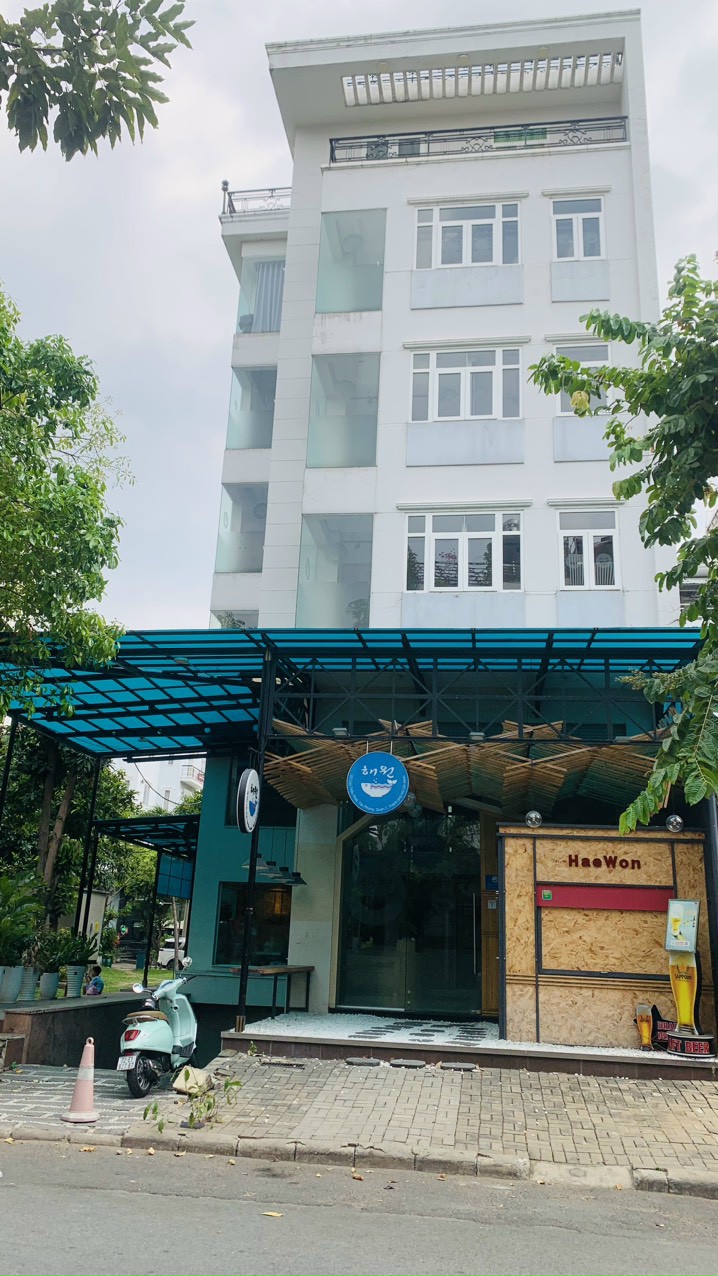 Cho thuê căn góc công viên MT Cao Triều Phát, PMH, Q.7, DT: 9x18,5m, 1 hầm 1 trệt, 1 lửng, 4 lầu, giá 130tr. LH: hotline
