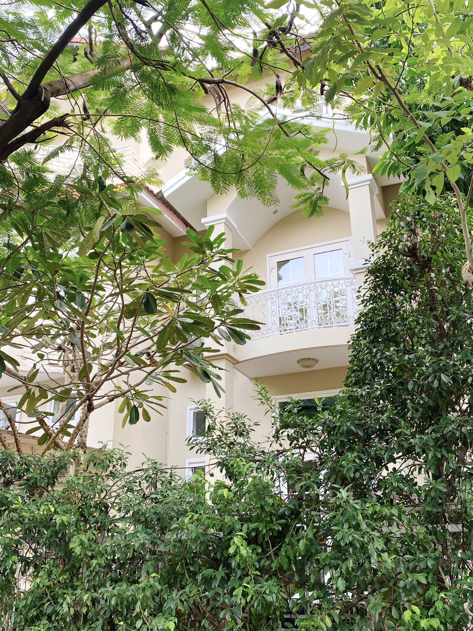 Cho thuê biệt thự đơn lập Nam Thiên, Phú Mỹ Hưng. Diện tích: 20X19 m, 5 phòng ngủ, sân vườn,hồ bơi, nội thất cao cấp. Giá chỉ: 115 triêu/ tháng. Quý khách xem nhà liên hệ: hotline Ngọc Thư ( zalo, viber) - 6075