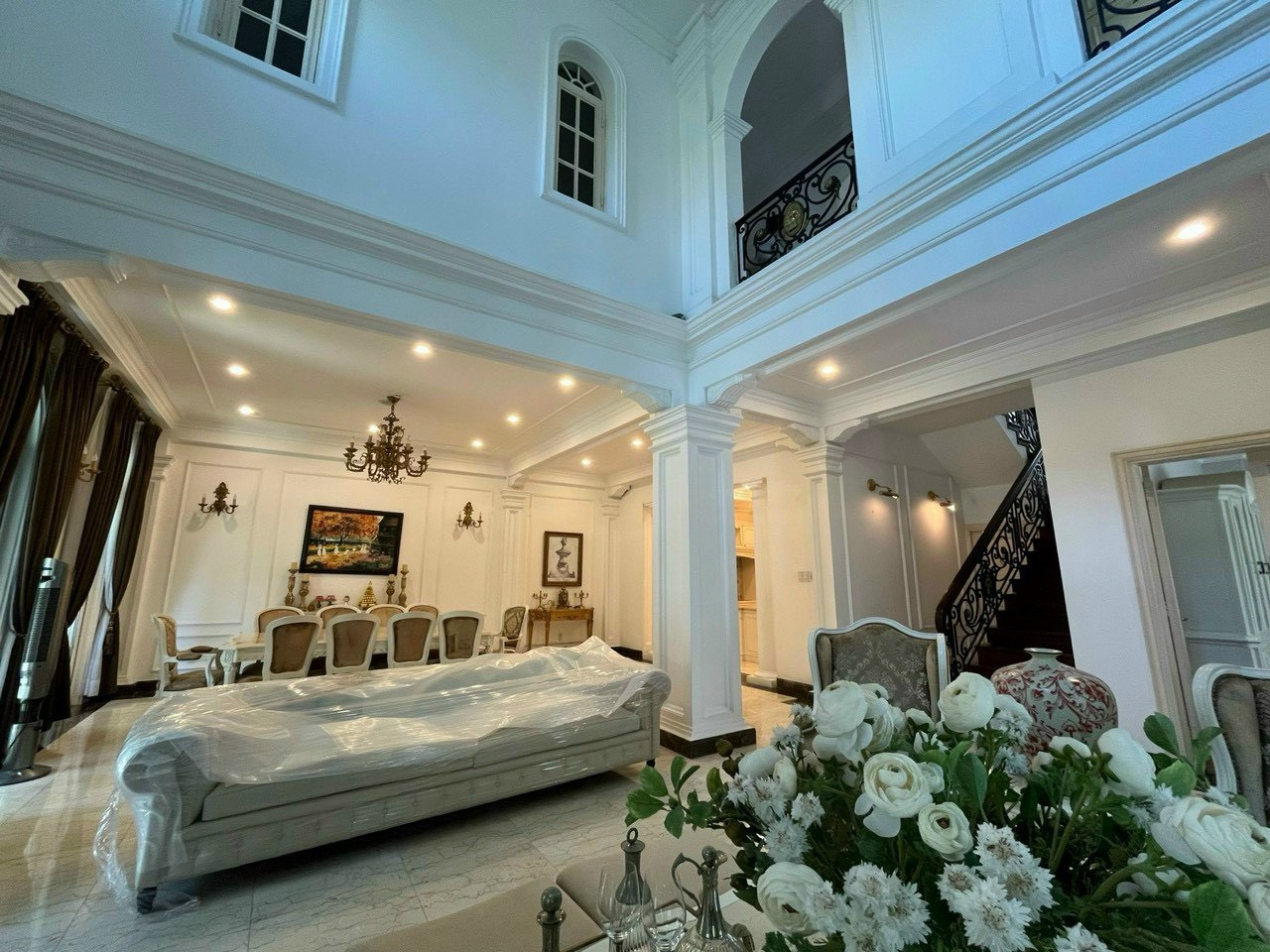 Cho thuê biệt thự đơn lập Mỹ Quang, Phú Mỹ Hưng, quận 7 . Diện tích: 23.5x15m, 4 phòng ngủ, nhà đẹp, Nội thất cao cấp, sân vườn rộng, giá chỉ125 tr /tháng. Liên hệ: hotline Ngọc Thư ( zalo, viber) - 6078