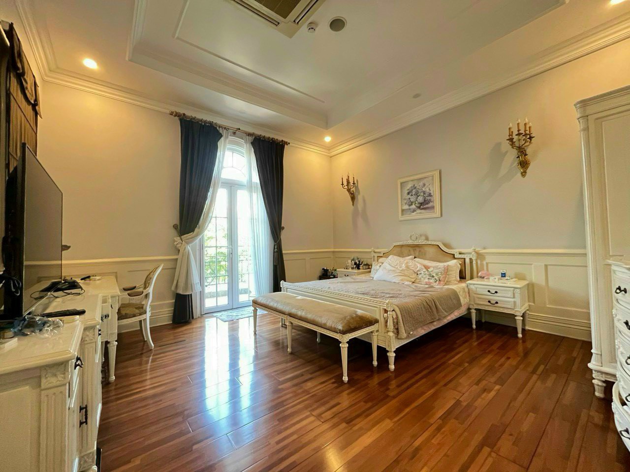 Cho thuê biệt thự đơn lập Mỹ Quang, Phú Mỹ Hưng, quận 7 . Diện tích: 23.5x15m, 4 phòng ngủ, nhà đẹp, Nội thất cao cấp, sân vườn rộng, giá chỉ125 tr /tháng. Liên hệ: hotline Ngọc Thư ( zalo, viber) - 6081