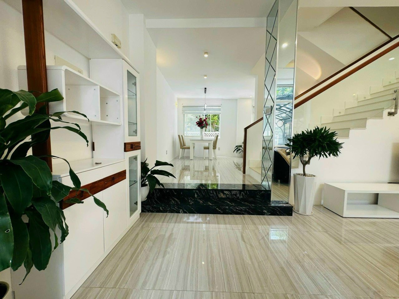 Cho thuê biệt thự đơn lập Mỹ Quang, Phú Mỹ Hưng, quận 7 . Diện tích: 23.5x15m, 4 phòng ngủ, nhà đẹp, Nội thất cao cấp, sân vườn rộng, giá chỉ125 tr /tháng. Liên hệ: hotline Ngọc Thư ( zalo, viber) - 6079
