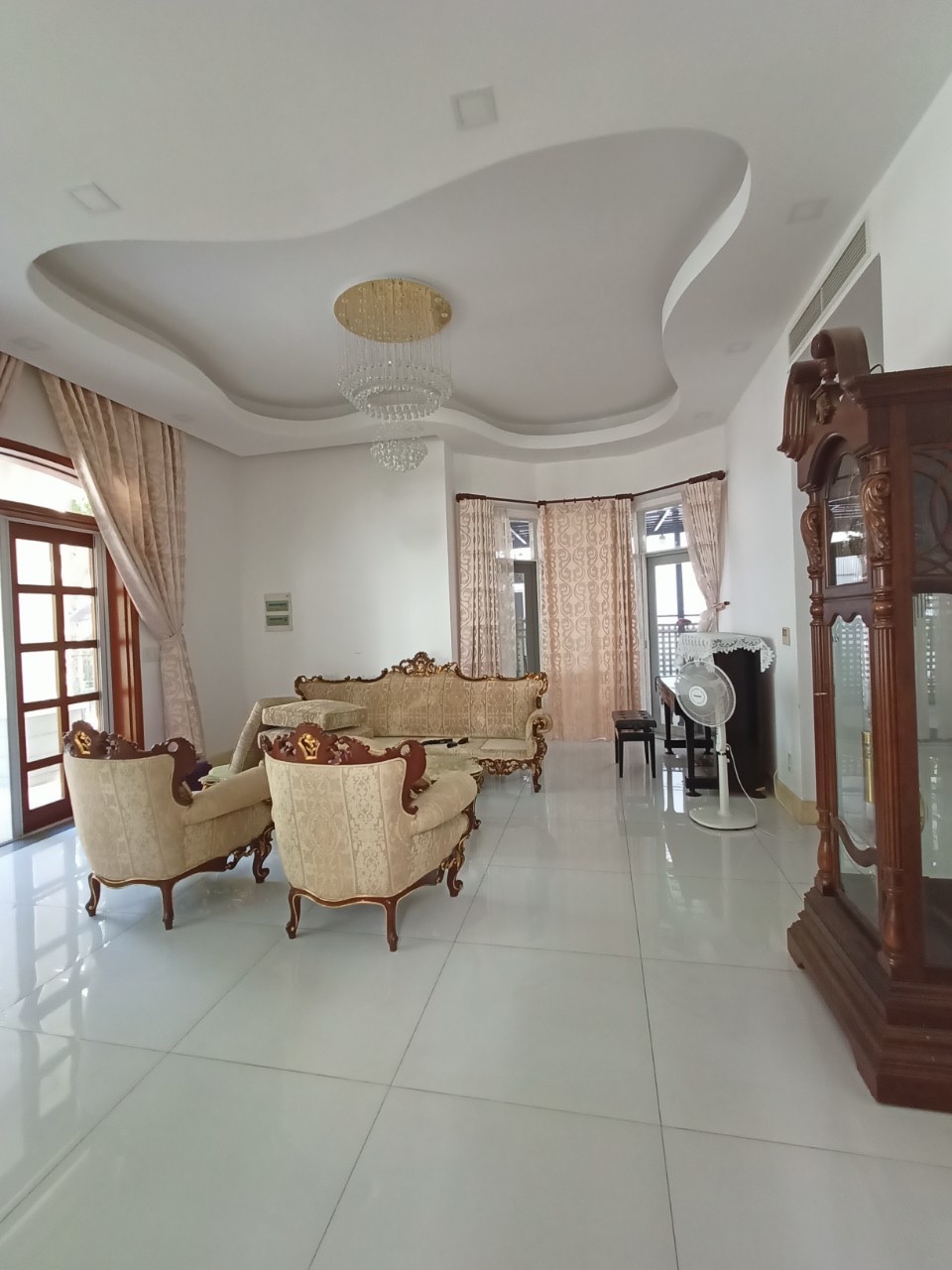 Cho thuê biệt thự đơn lập Nam Viên, phú mỹ hưng, quận 7. Diện tích: 19x17m, Trệt, 2 lầu. Thiết kế 3 phòng ngủ rộng ,  giá chỉ: 75 tr/ tháng. Liên hệ: hotline Ngọc Thư ( zalo, viber) - 6085