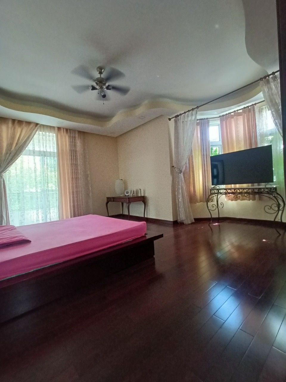 Cho thuê biệt thự đơn lập Nam Viên, phú mỹ hưng, quận 7. Diện tích: 19x17m, Trệt, 2 lầu. Thiết kế 3 phòng ngủ rộng ,  giá chỉ: 75 tr/ tháng. Liên hệ: hotline Ngọc Thư ( zalo, viber) - 6087