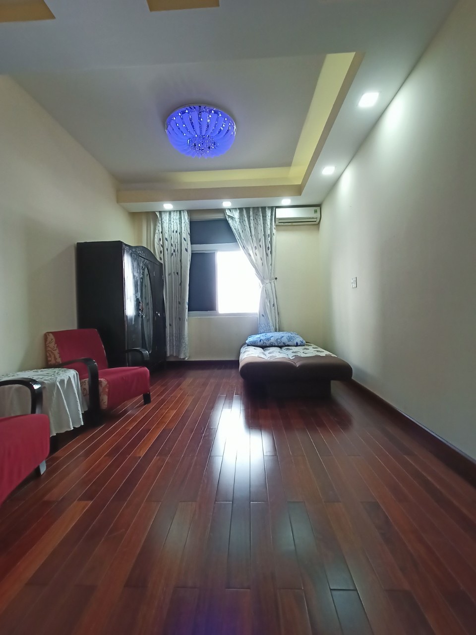 Cho thuê biệt thự đơn lập Nam Viên, phú mỹ hưng, quận 7. Diện tích: 19x17m, Trệt, 2 lầu. Thiết kế 3 phòng ngủ rộng ,  giá chỉ: 75 tr/ tháng. Liên hệ: hotline Ngọc Thư ( zalo, viber) - 6088