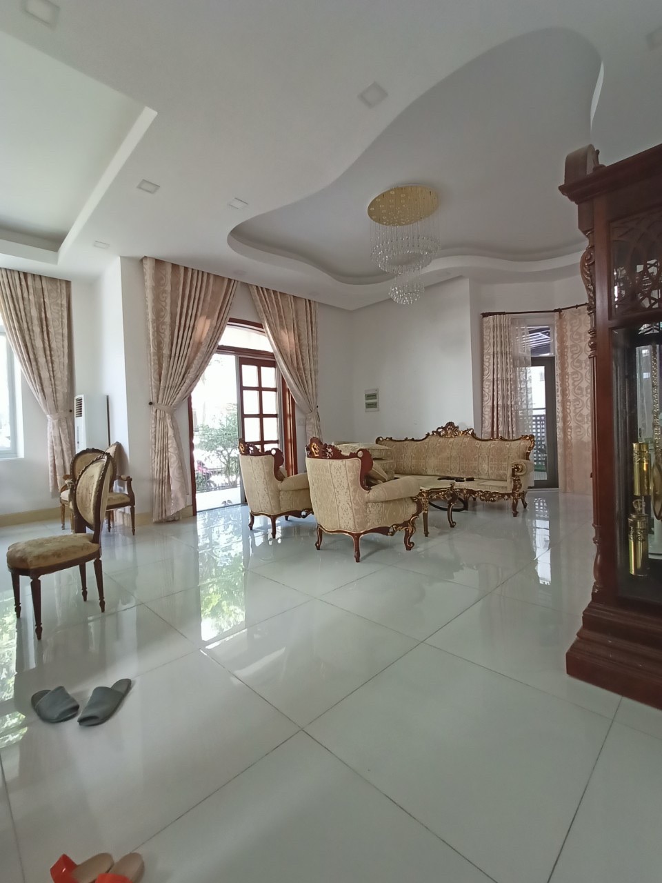 Cho thuê biệt thự đơn lập Nam Viên, phú mỹ hưng, quận 7. Diện tích: 19x17m, Trệt, 2 lầu. Thiết kế 3 phòng ngủ rộng ,  giá chỉ: 75 tr/ tháng. Liên hệ: hotline Ngọc Thư ( zalo, viber) - 6086