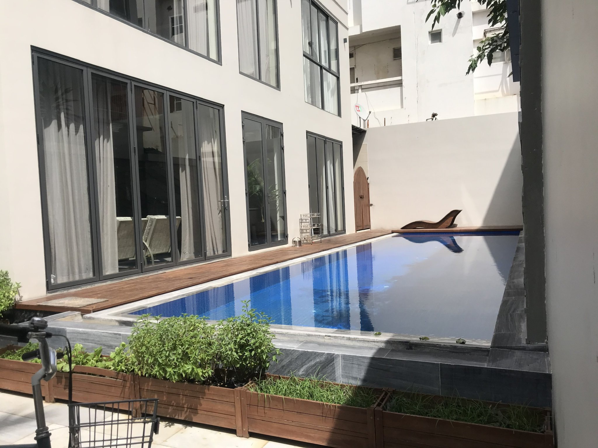 Cho thuê biệt thự đơn lập góc Mỹ Hoàng, phú mỹ hưng, quận 7. Diện tích: 416m, trệt, 2 lầu . Nội thất cao cấp, sang trọng, sân vường rộng, có hồ hơi. Giá chỉ: 125 tr/ tháng. Liên hệ: hotline Ngọc Thư ( zalo, viber) - 6110