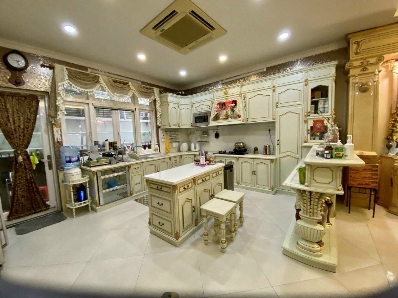 Cho thuê biệt thự đơn lập Mỹ Kim- Phú Mỹ Hưng. Diện tích: 18,5x17=314m2.Trệt, 2 lầu. 5 phòng ngủ, nhà trống có sẳn máy lạnh. Nội thất sang trọng, có gara ô tô. Giá chỉ 125 triêu / tháng. Quý khách xem nhà liên hệ: hotline Ngọc Thư ( zalo, viber) - 6131