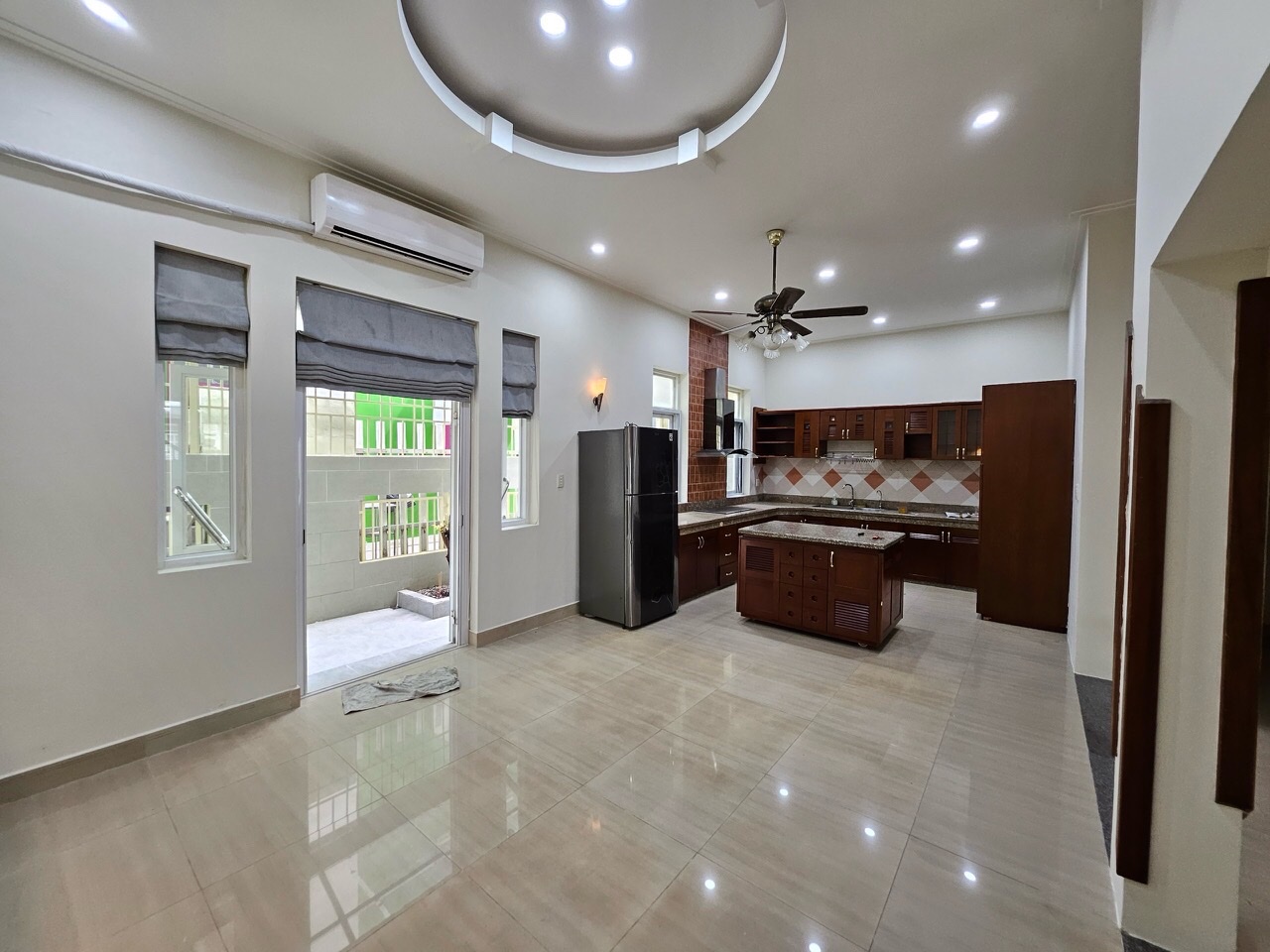Cho thuê nhà phố Nam Thiên , phú mỹ hưng, quận 7. Diện tích: 8x18m, 5 phòng, nội thất cơ bản . Thích hợp để ở hoặc làm văn phòng. Khu an nình, giá chỉ 50 triêu/ tháng. Qúy khách xem nhà liên hệ: hotline Ngọc Thư ( zalo, viber) - 6136